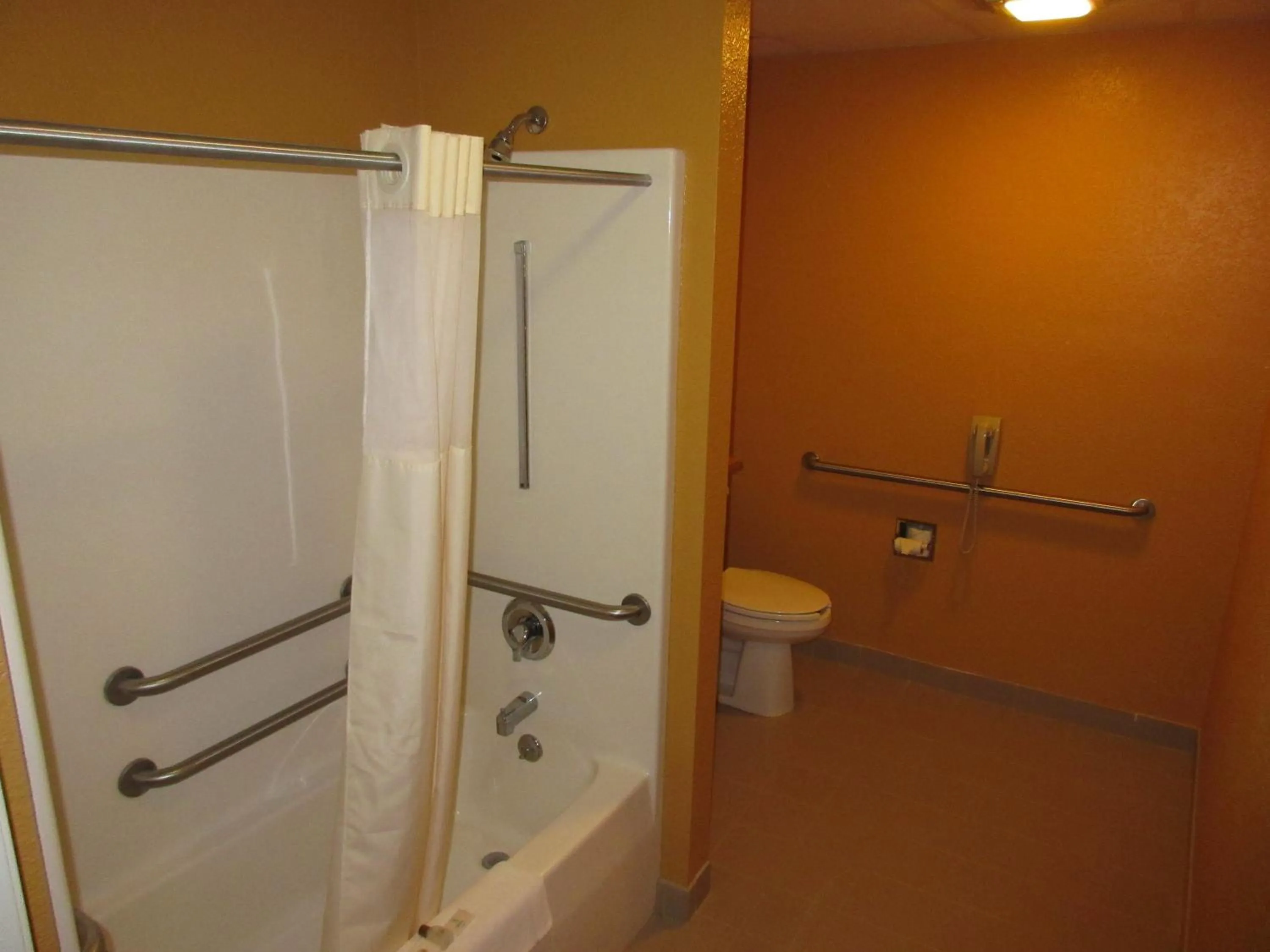 Bathroom in Parkfield Inn - Clinton