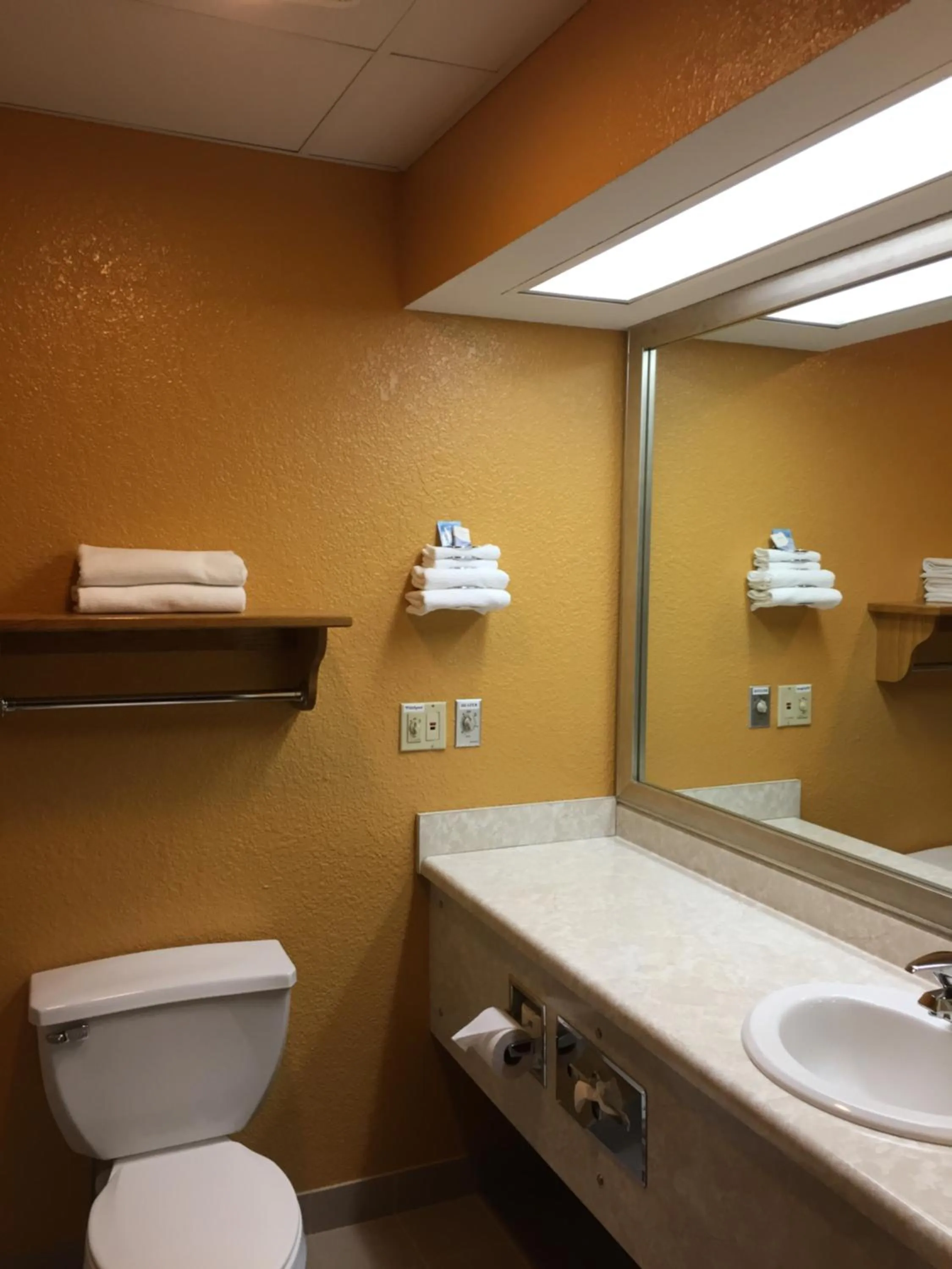 Parkfield Inn - Clinton