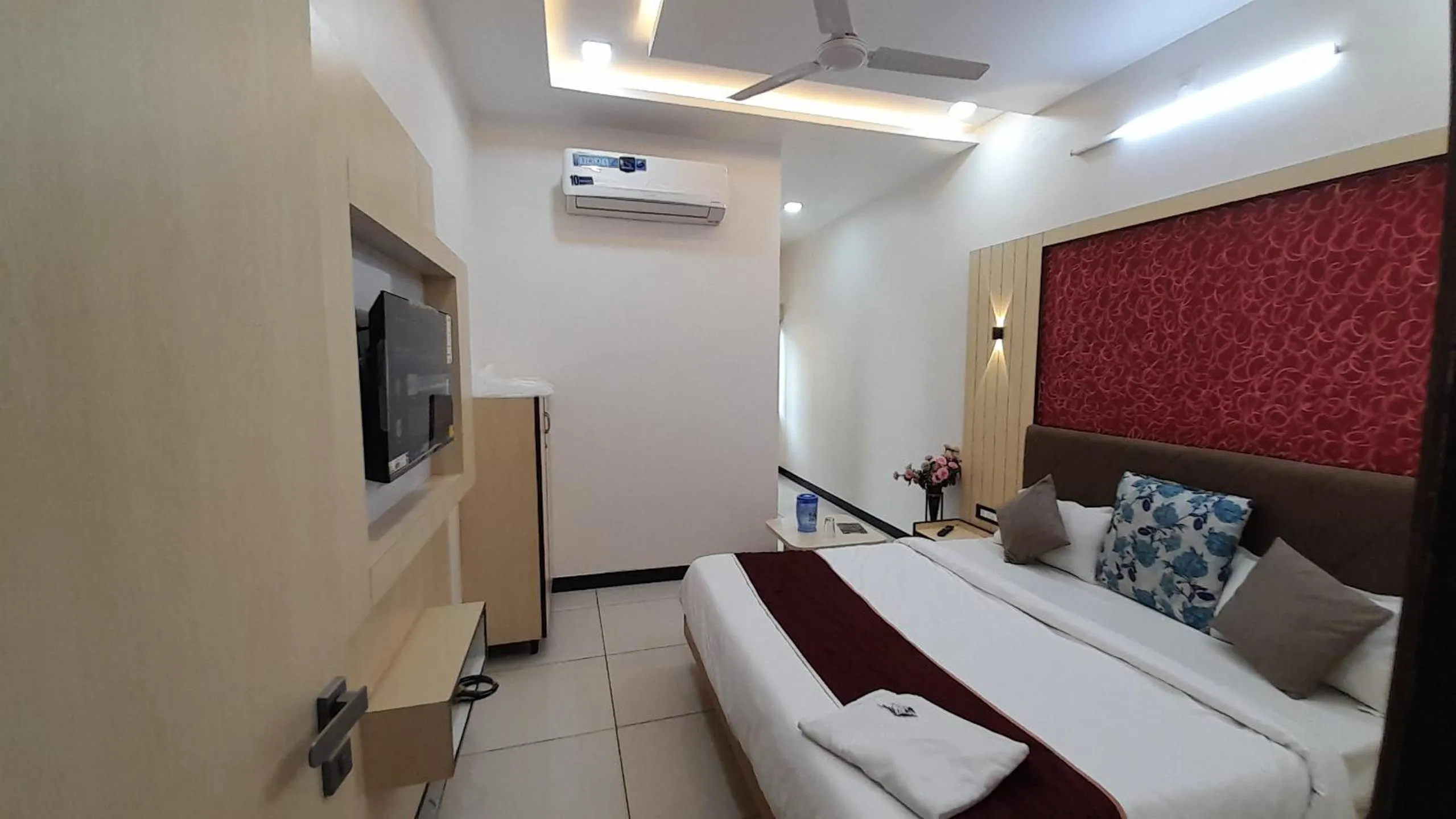 Communal lounge/ TV room, Bed in Hotel Sun Palace