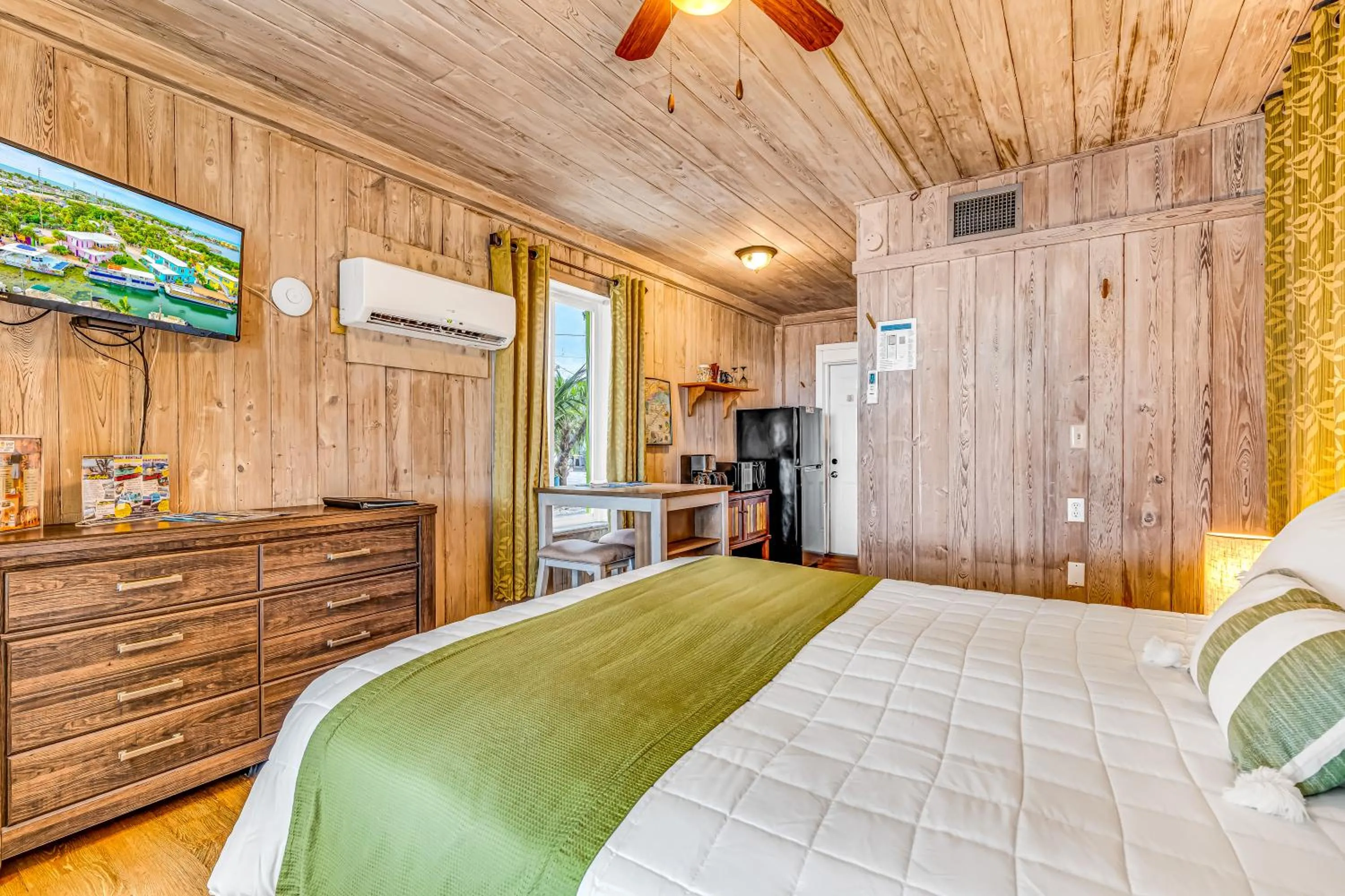 Bed in Captain Pip's Marina & Hideaway