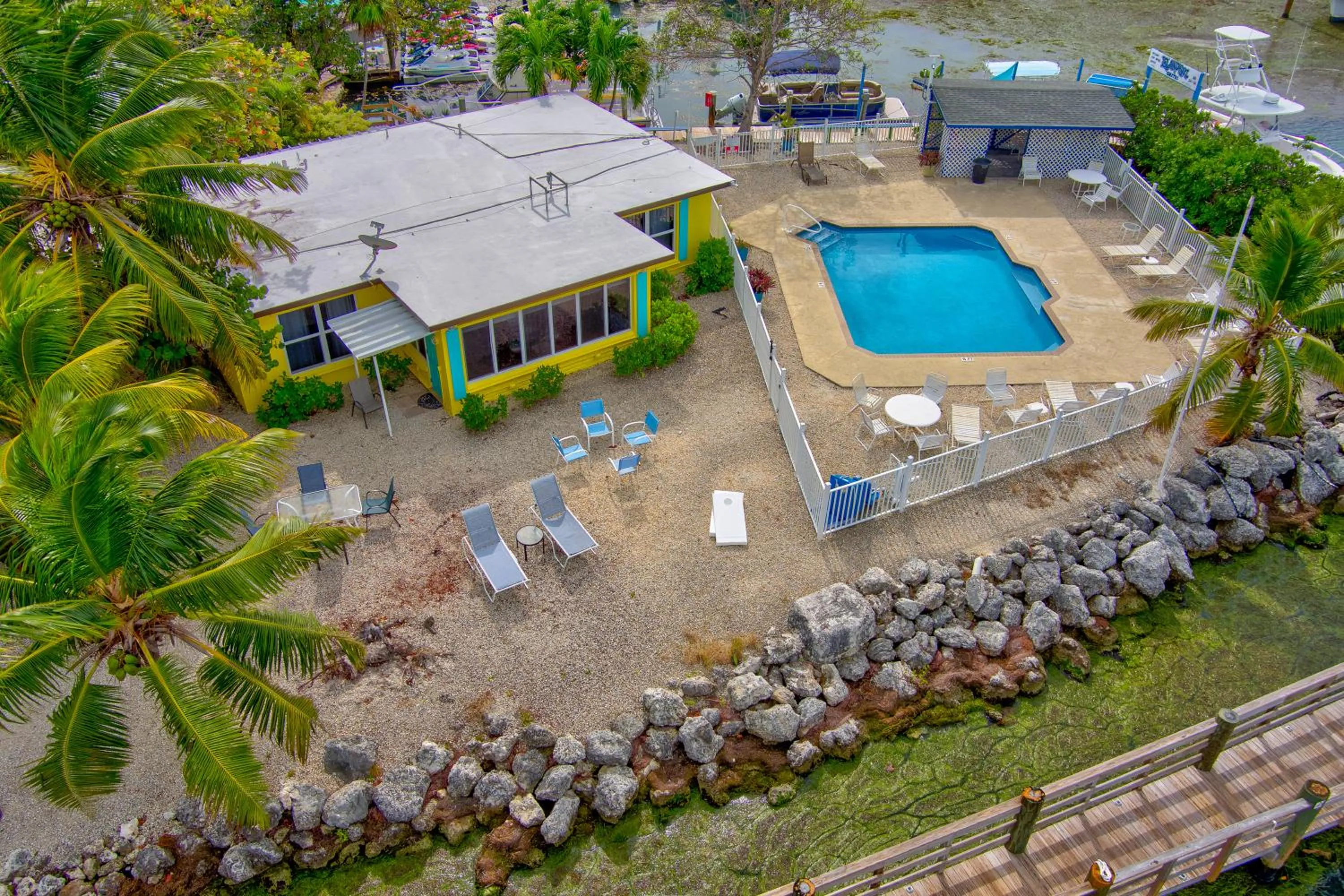 Swimming pool in Captain Pip's Marina & Hideaway
