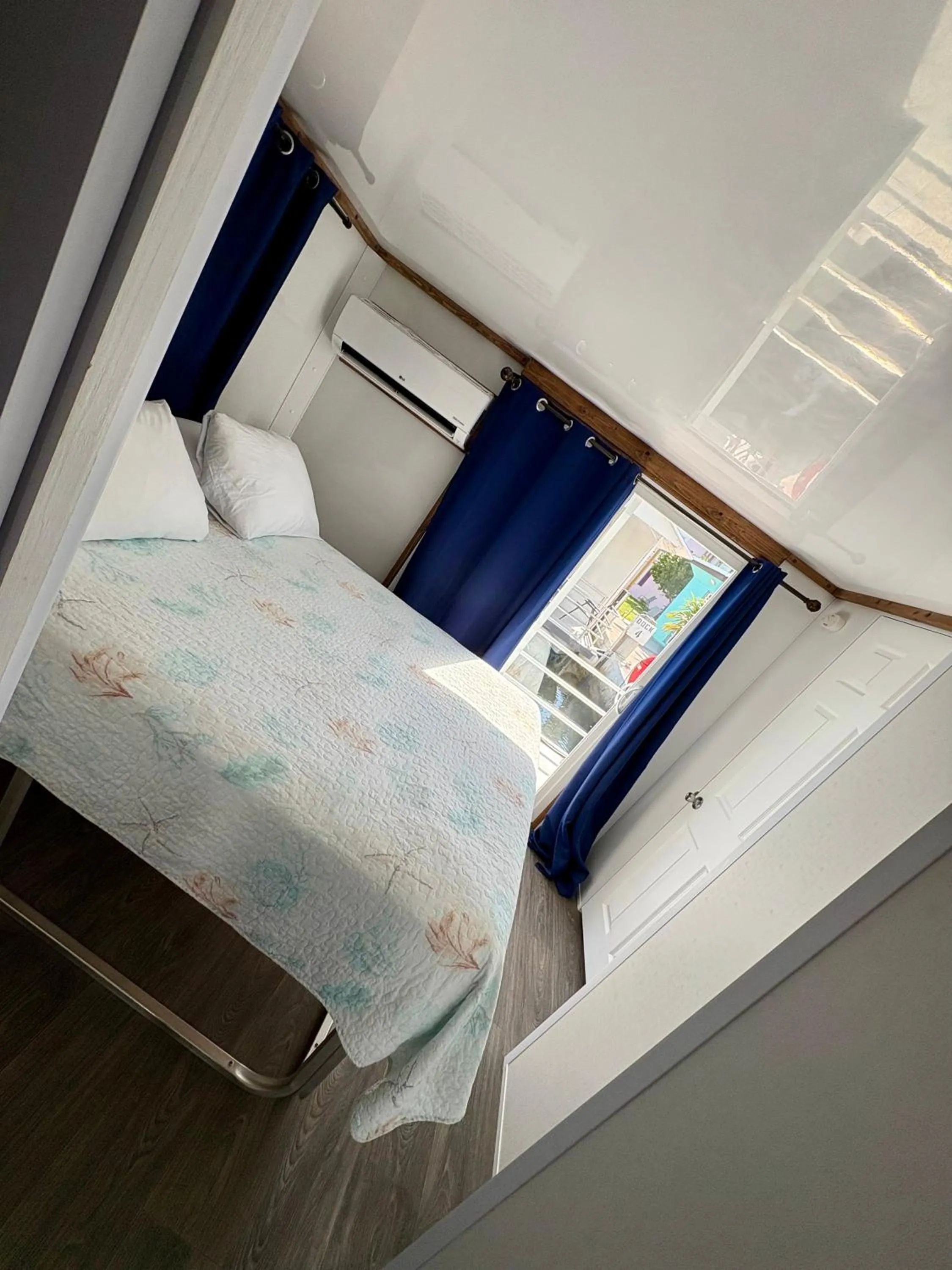 Bedroom, Bed in Captain Pip's Marina & Hideaway