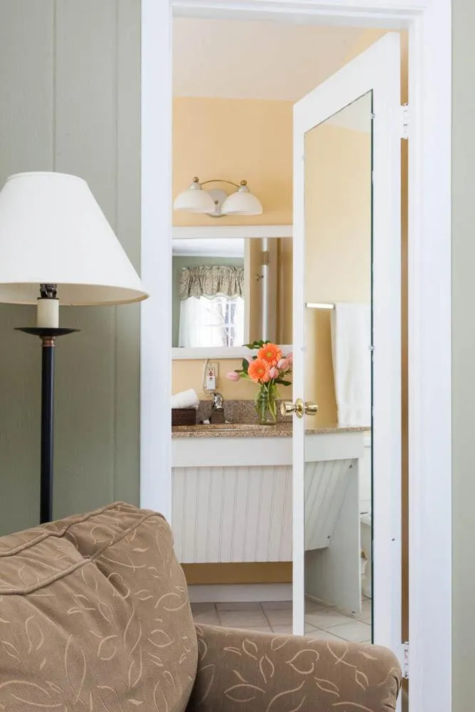 Bathroom, Bed in Dockside Guest Quarters