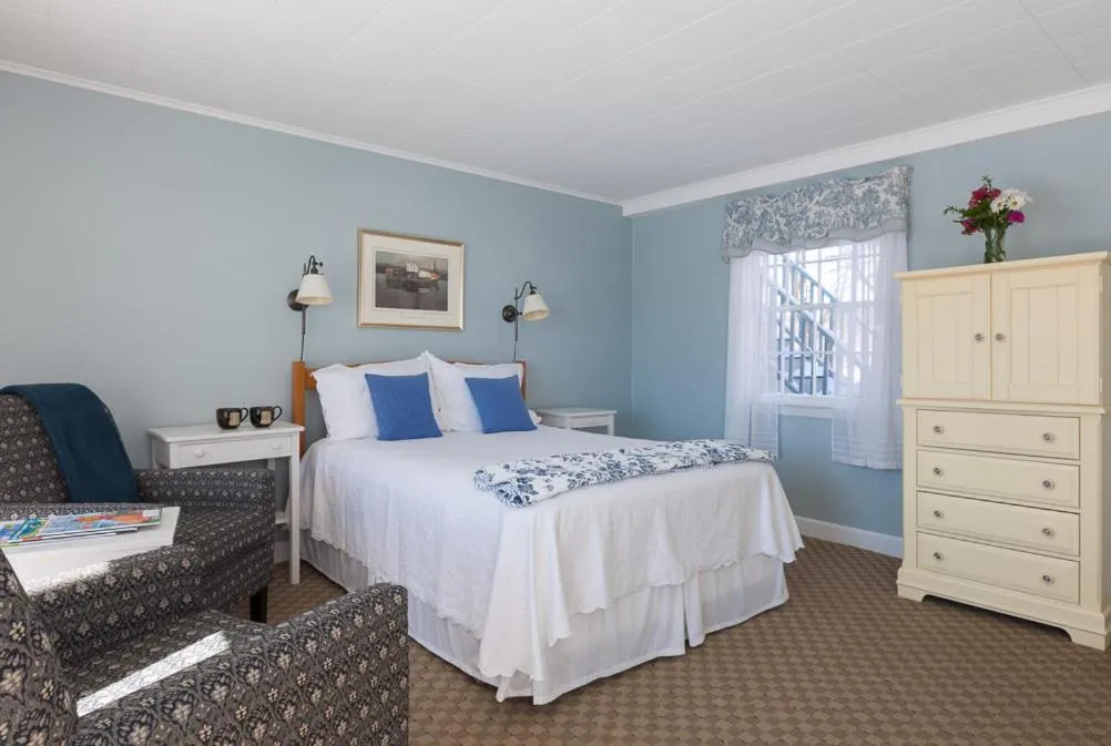 Bedroom, Bed in Dockside Guest Quarters