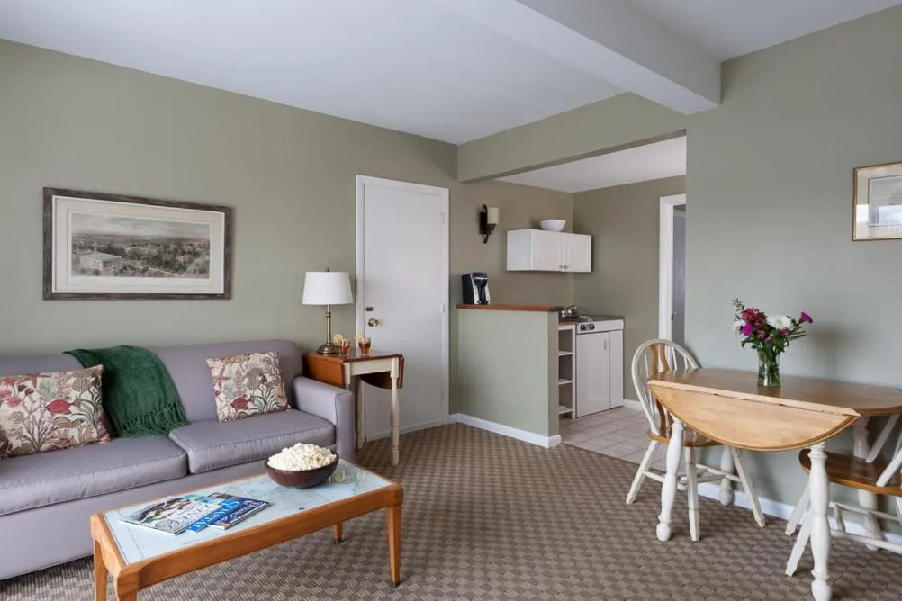 Kitchen or kitchenette in Dockside Guest Quarters