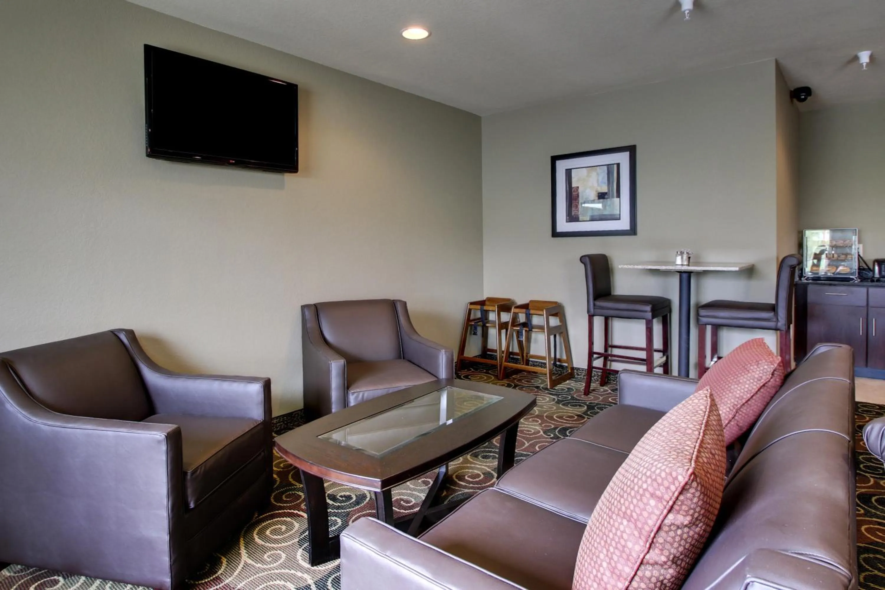 Communal lounge/ TV room in Cobblestone Inn & Suites - Avoca