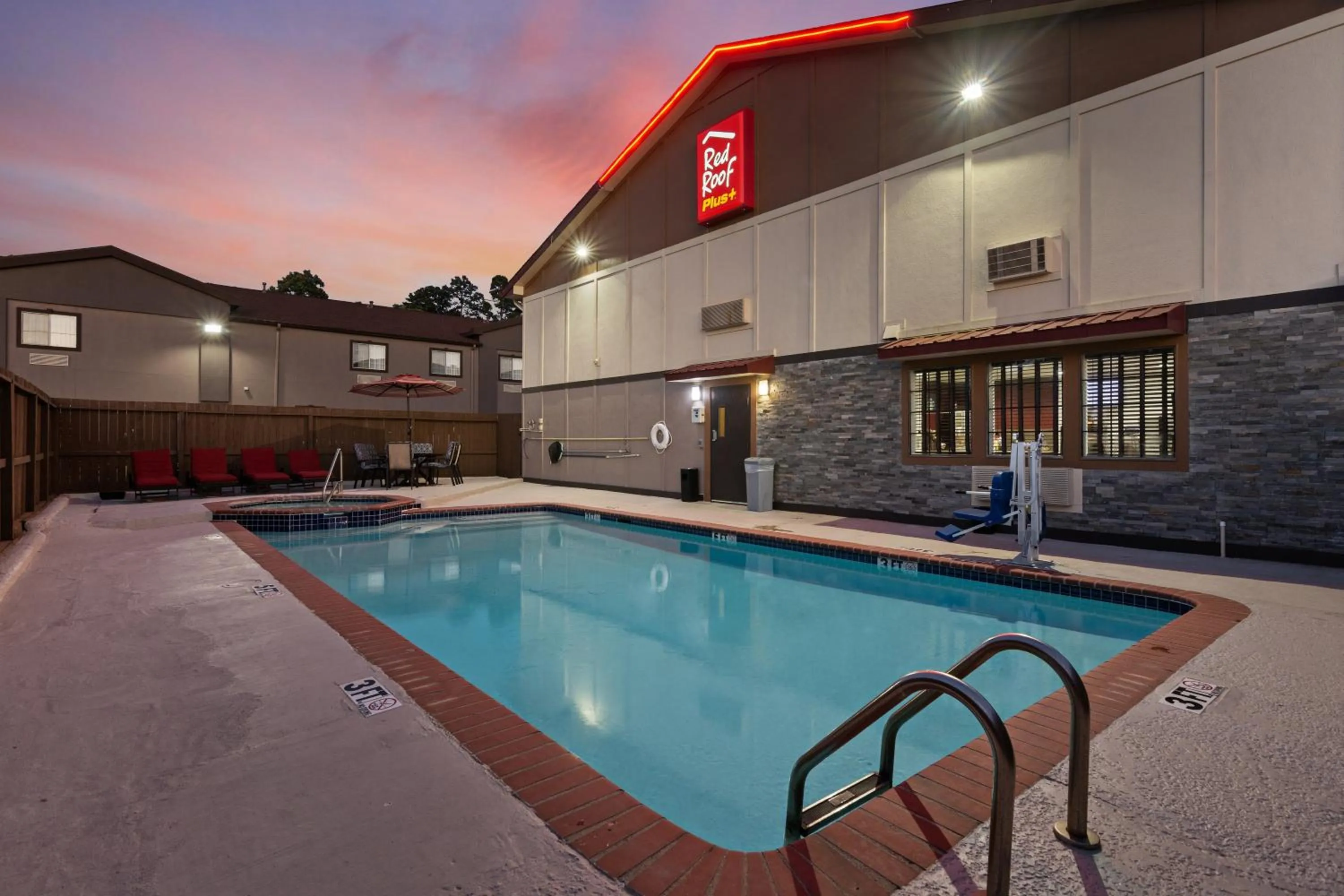 Swimming pool in Red Roof Inn PLUS+ Huntsville