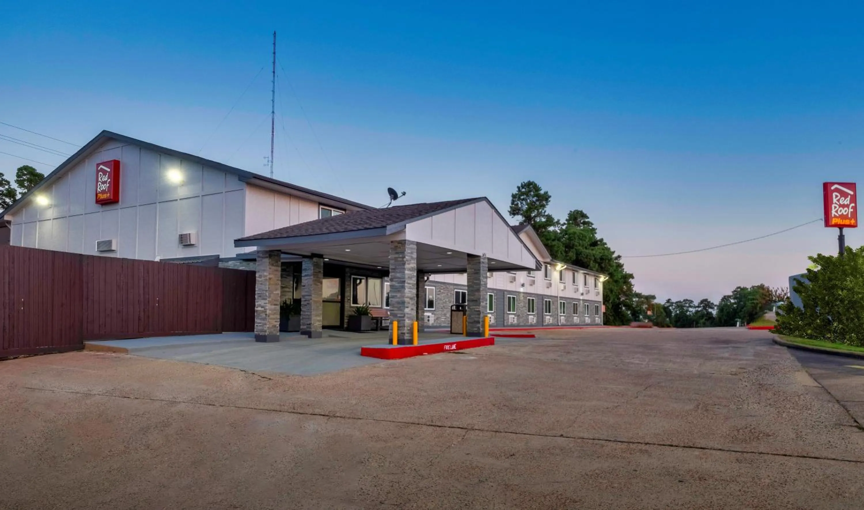 Property building in Red Roof Inn PLUS+ Huntsville