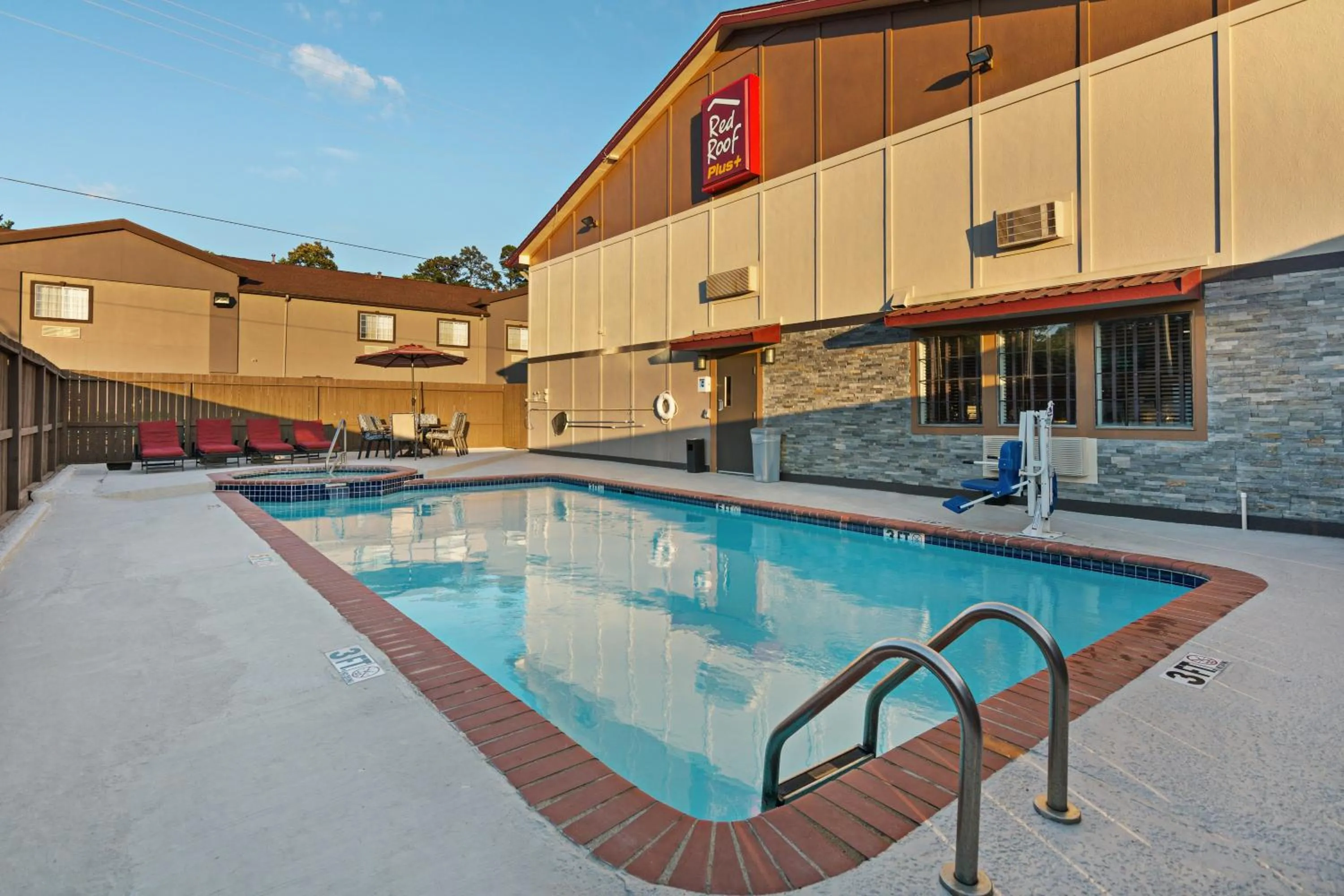 Swimming pool in Red Roof Inn PLUS+ Huntsville