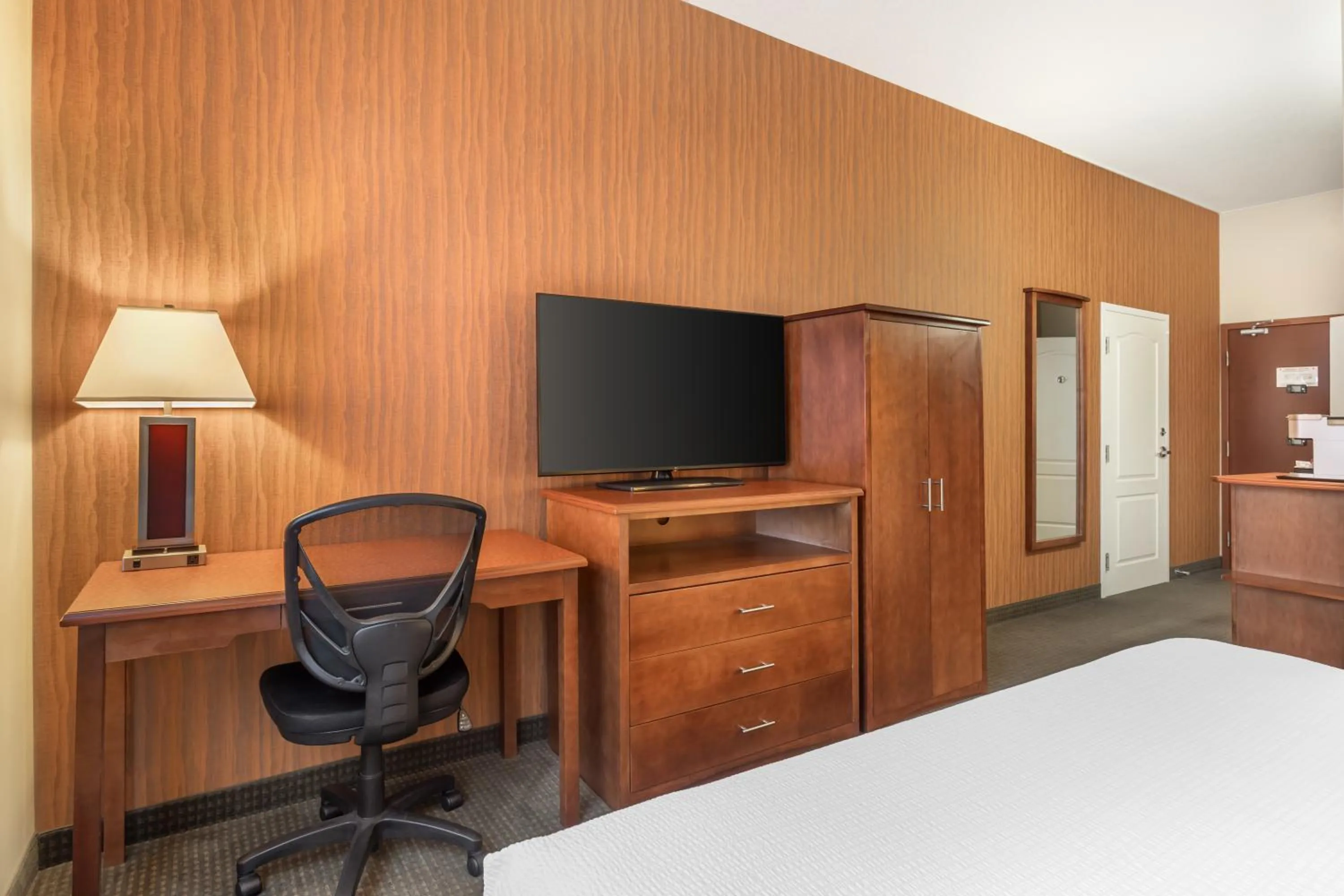 View (from property/room), Bed in Best Western Plus Service Inn & Suites