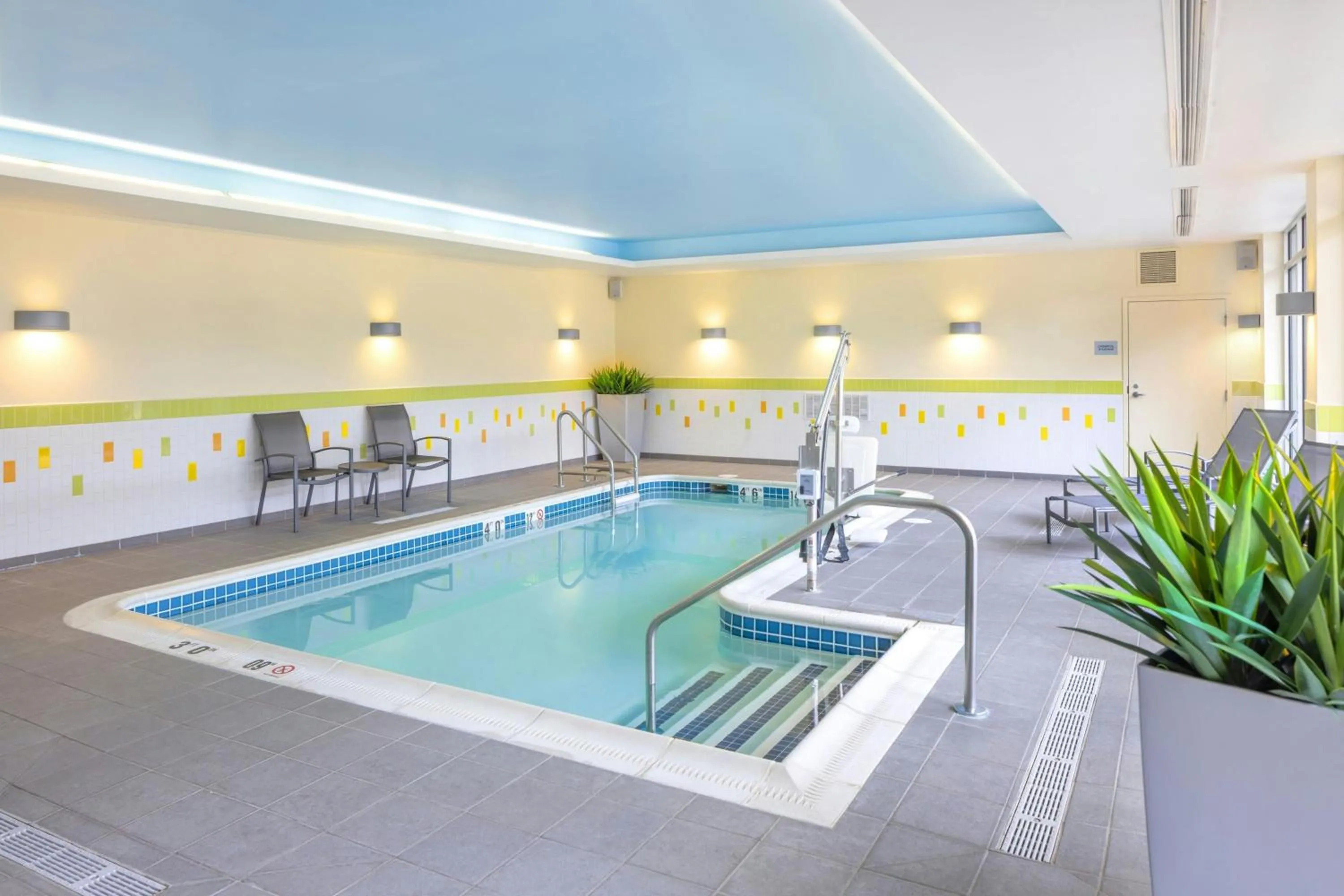 Swimming pool in Fairfield Inn & Suites by Marriott Springfield Northampton/Amherst