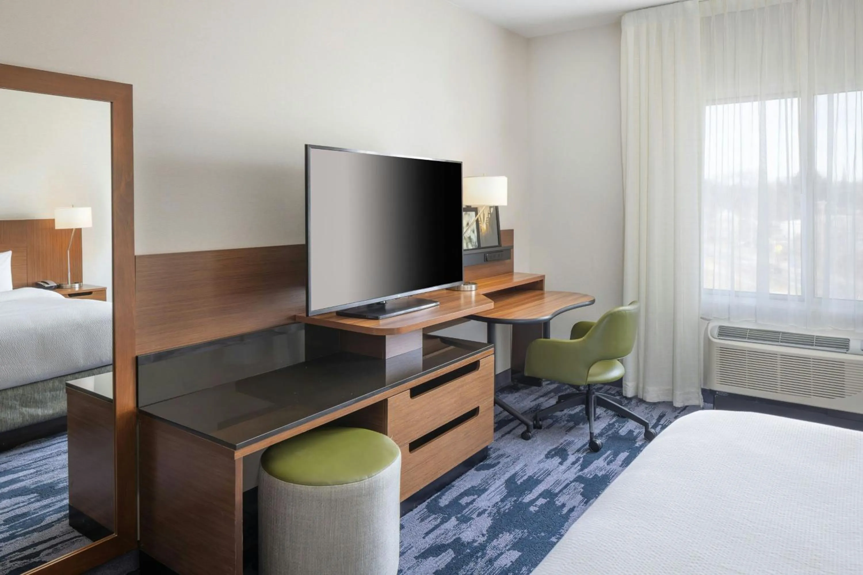 Bedroom, Bed in Fairfield Inn & Suites by Marriott Springfield Northampton/Amherst