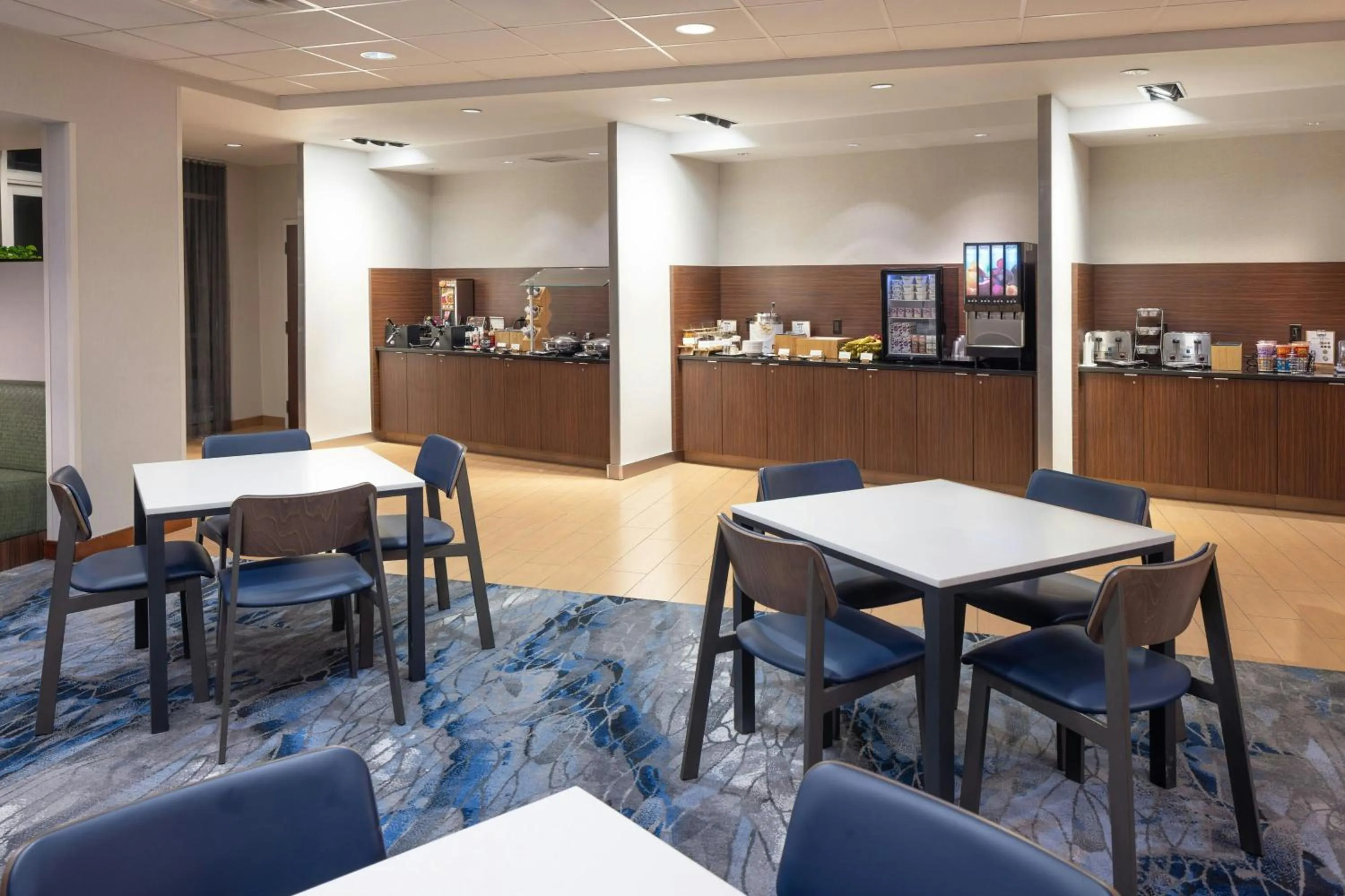 Breakfast in Fairfield Inn & Suites by Marriott Springfield Northampton/Amherst