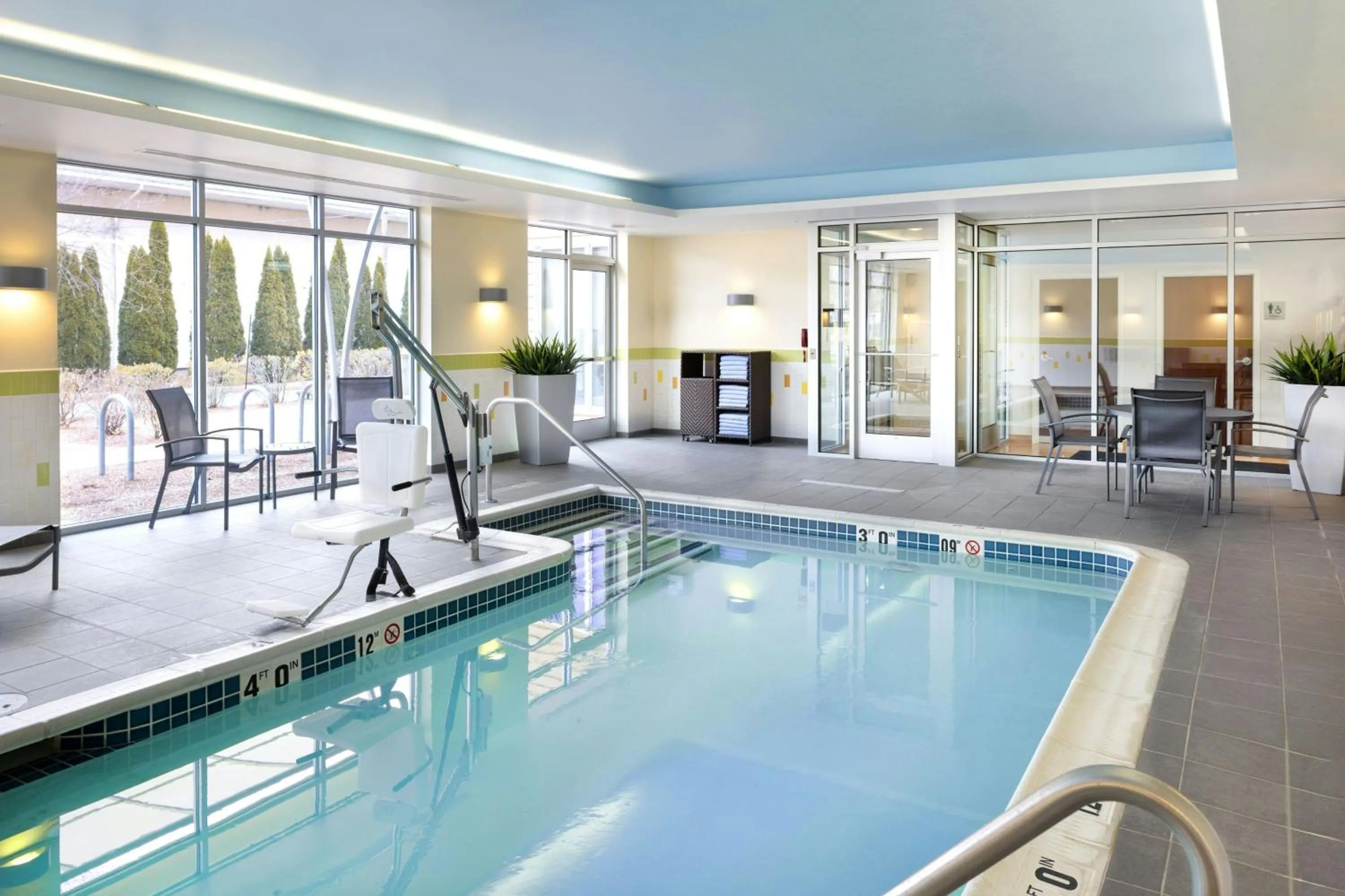 Swimming pool in Fairfield Inn & Suites by Marriott Springfield Northampton/Amherst