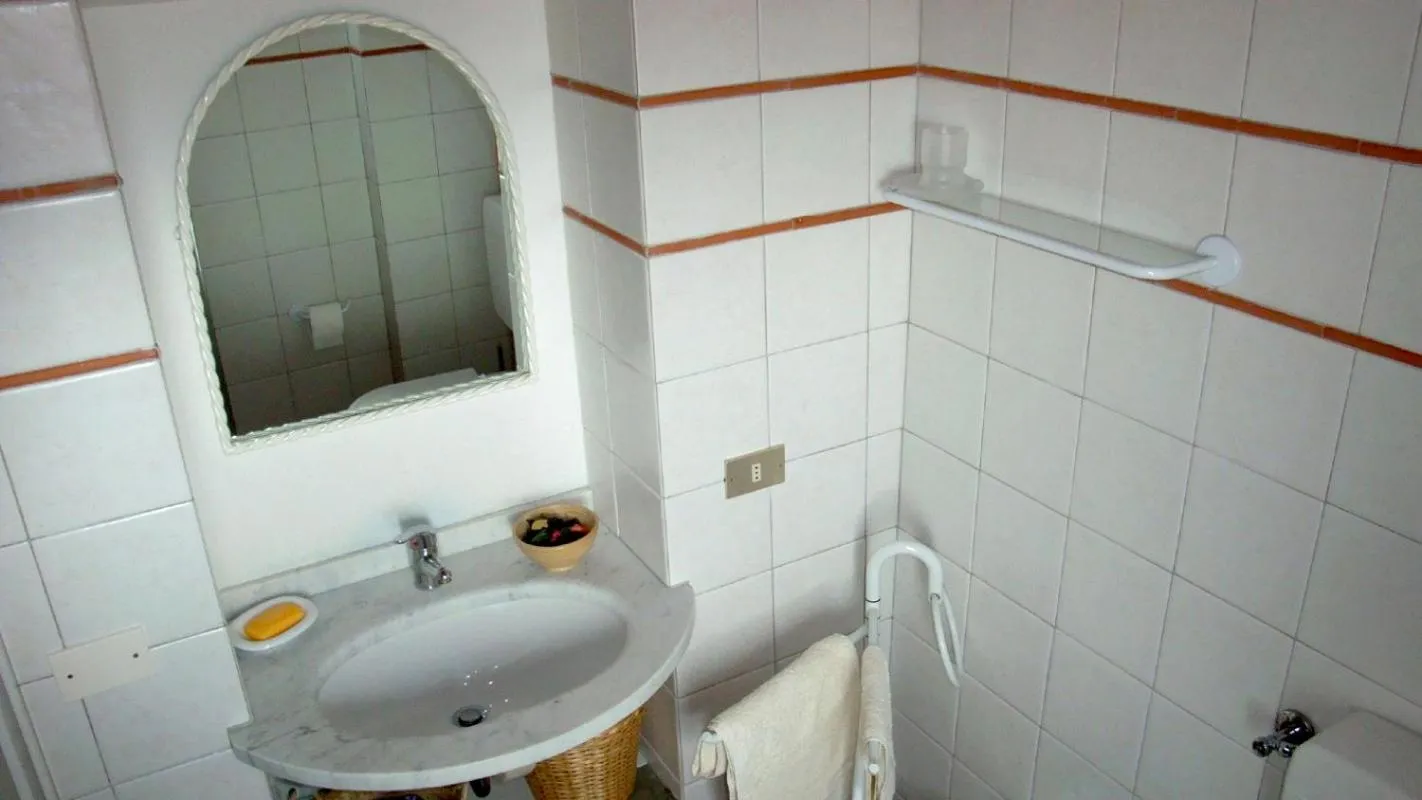 Bathroom in La Favilletta Casa Vacanze