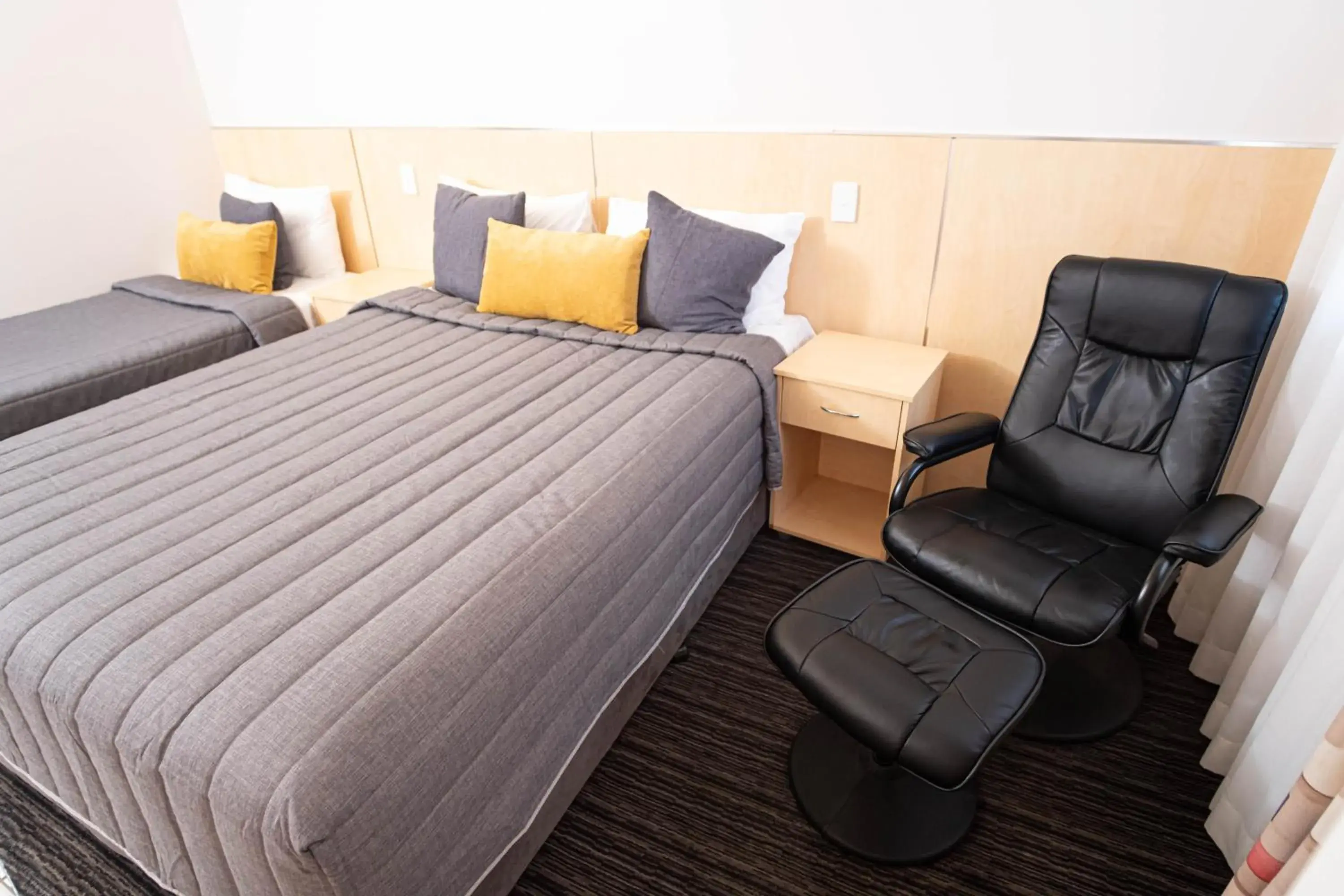 Triple Room in The Mayfair Emerald Triple Room in The Mayfair Emerald