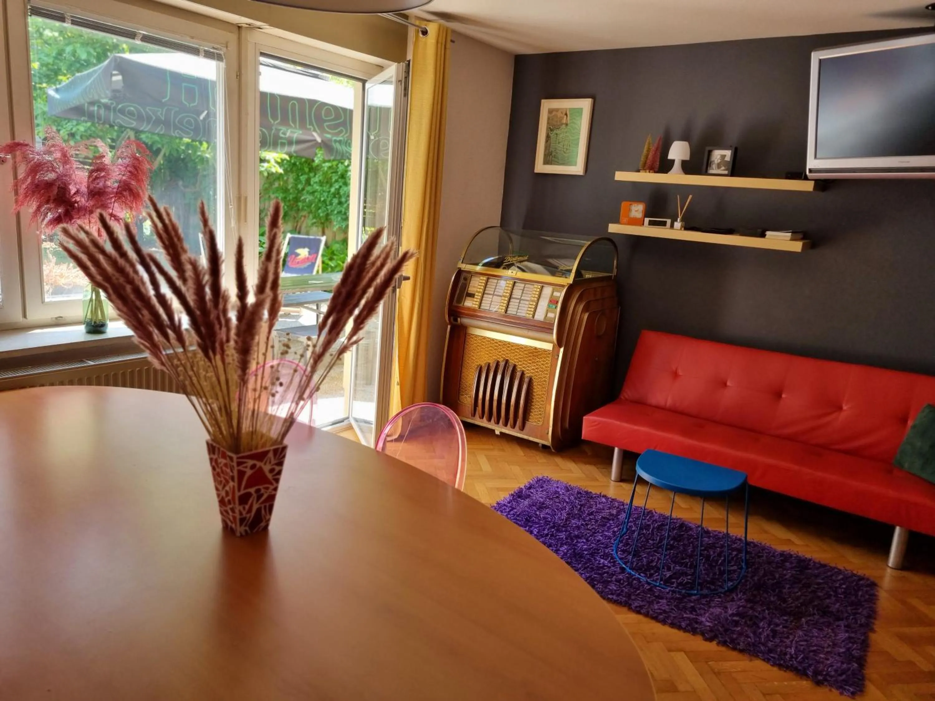 Communal lounge/ TV room in Sax Pub Hostel Ljubljana