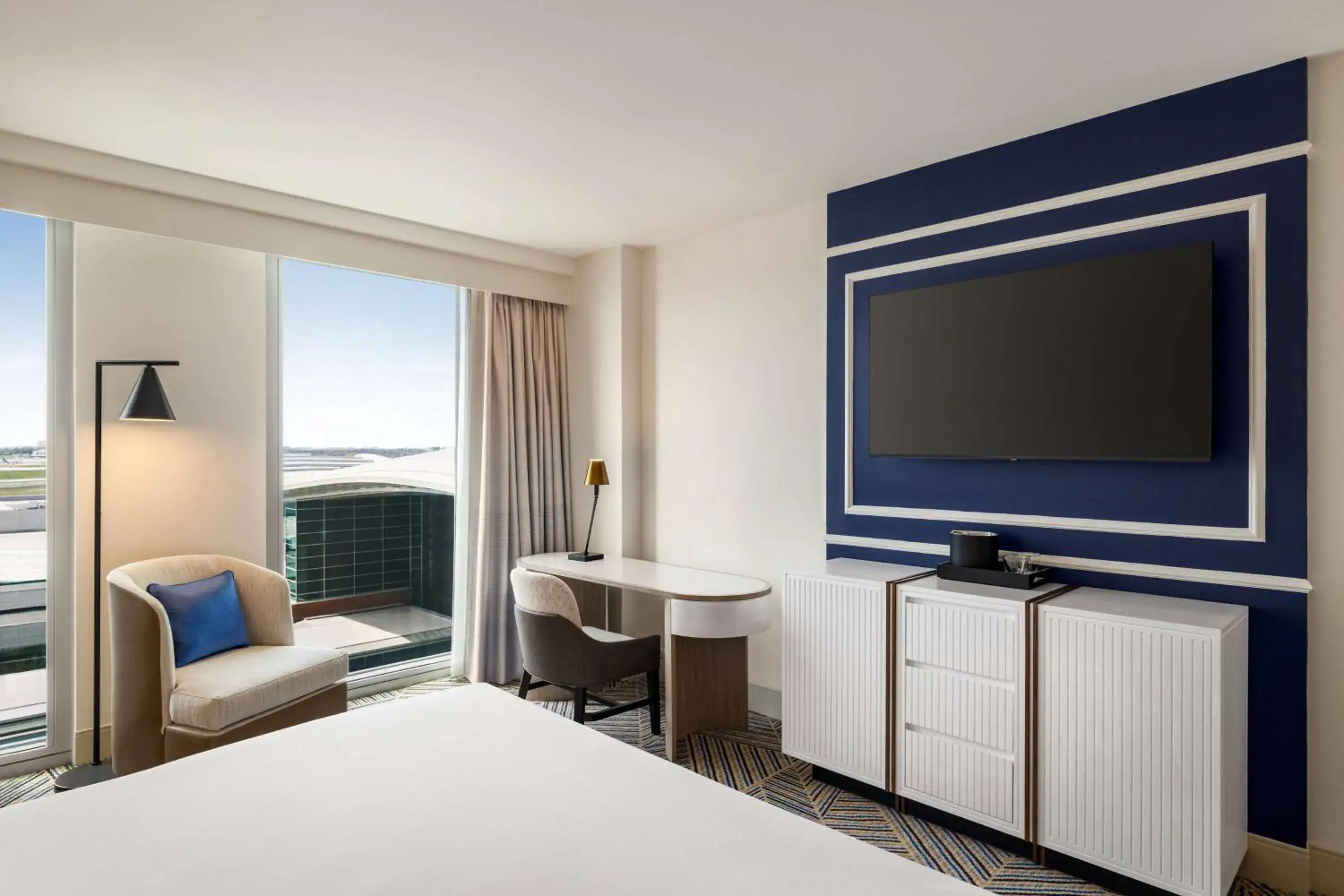 King Room with Bath Tub - Mobility Access in Hilton BNA Nashville Airport Terminal King Room with Bath Tub - Mobility Access in Hilton BNA Nashville Airport Terminal