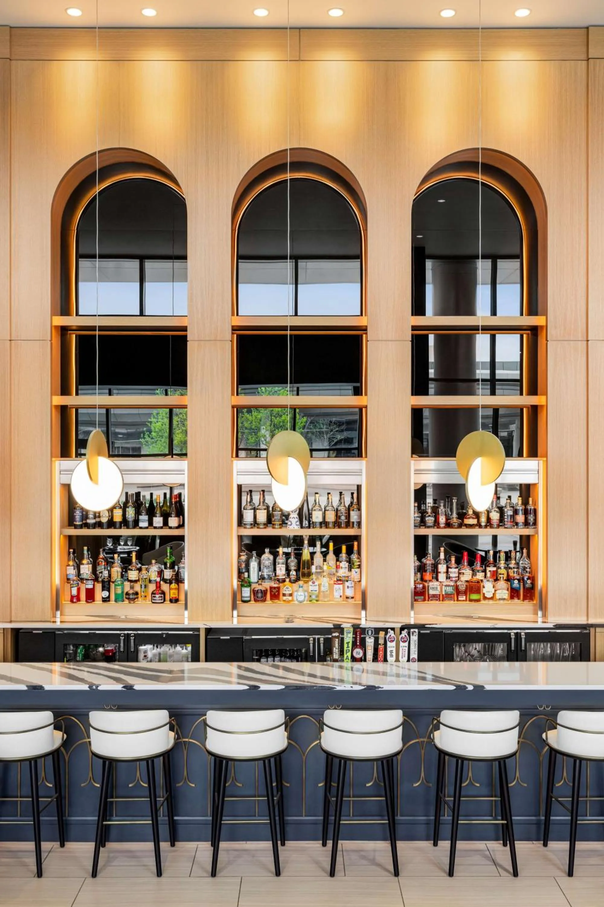 Communal lounge/ TV room in Hilton BNA Nashville Airport Terminal