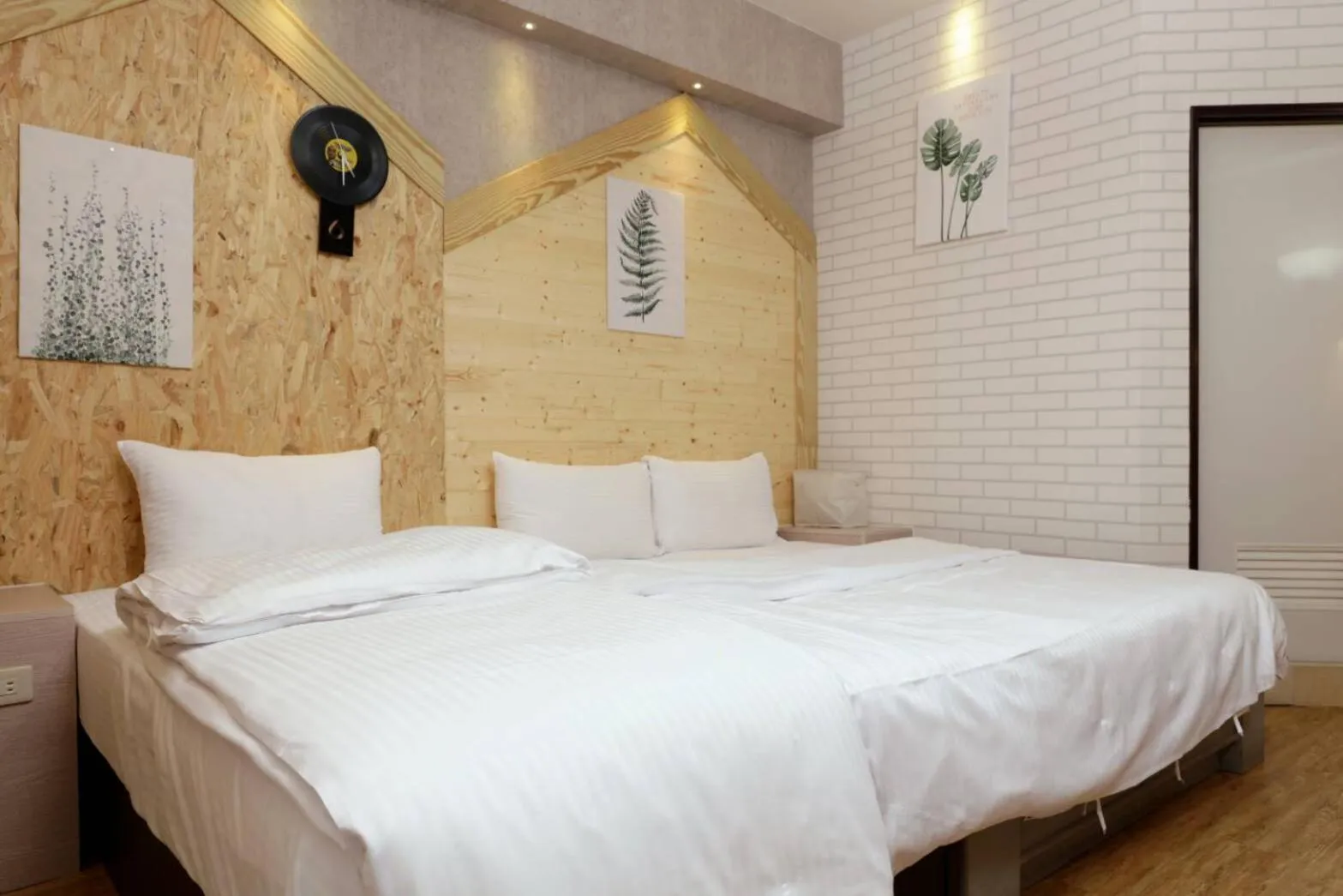 Photo of the whole room, Bed in @ Tainan Inn