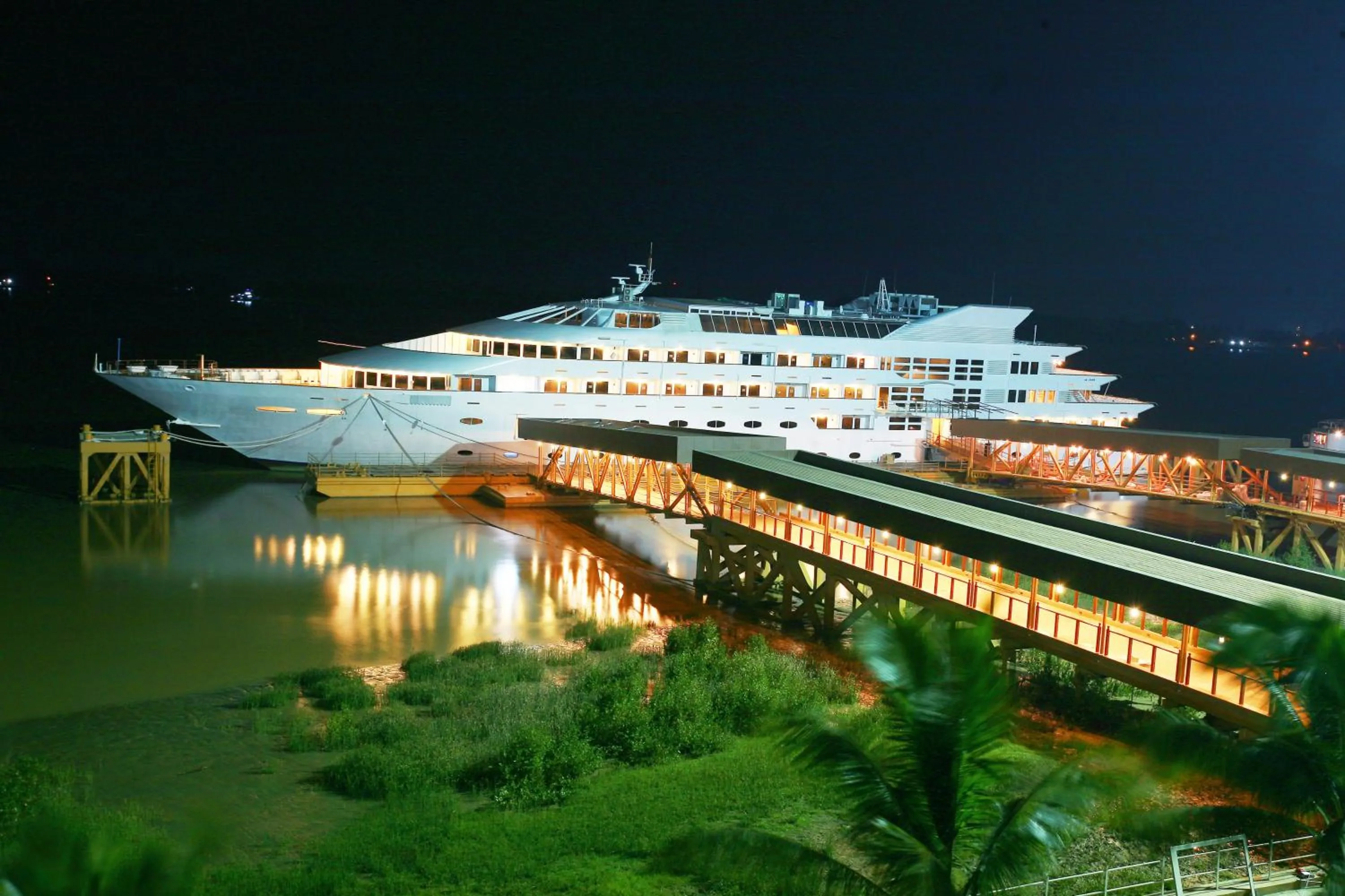 Facade/entrance in Vintage Luxury Yacht Hotel