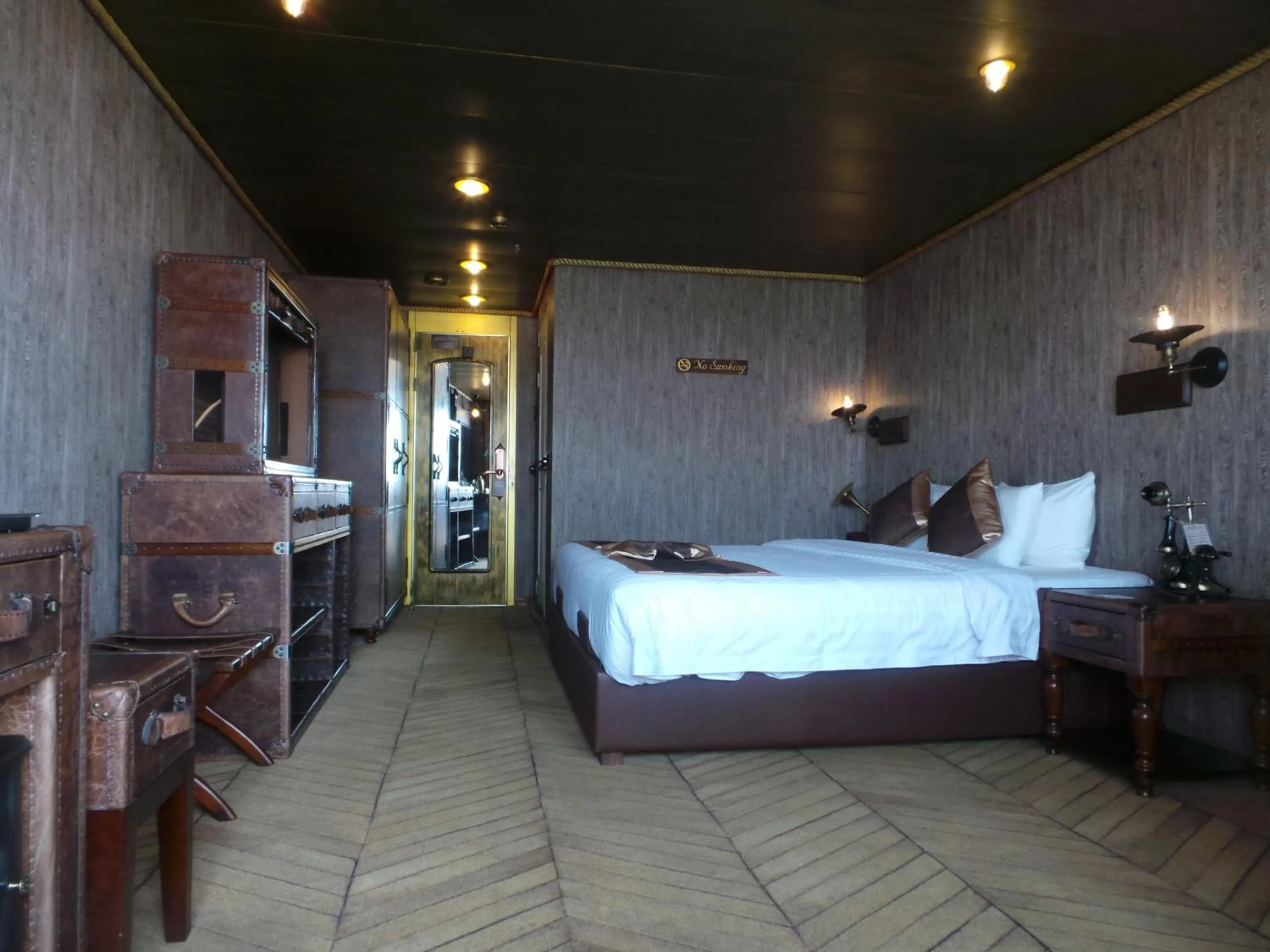 Bedroom, Bed in Vintage Luxury Yacht Hotel