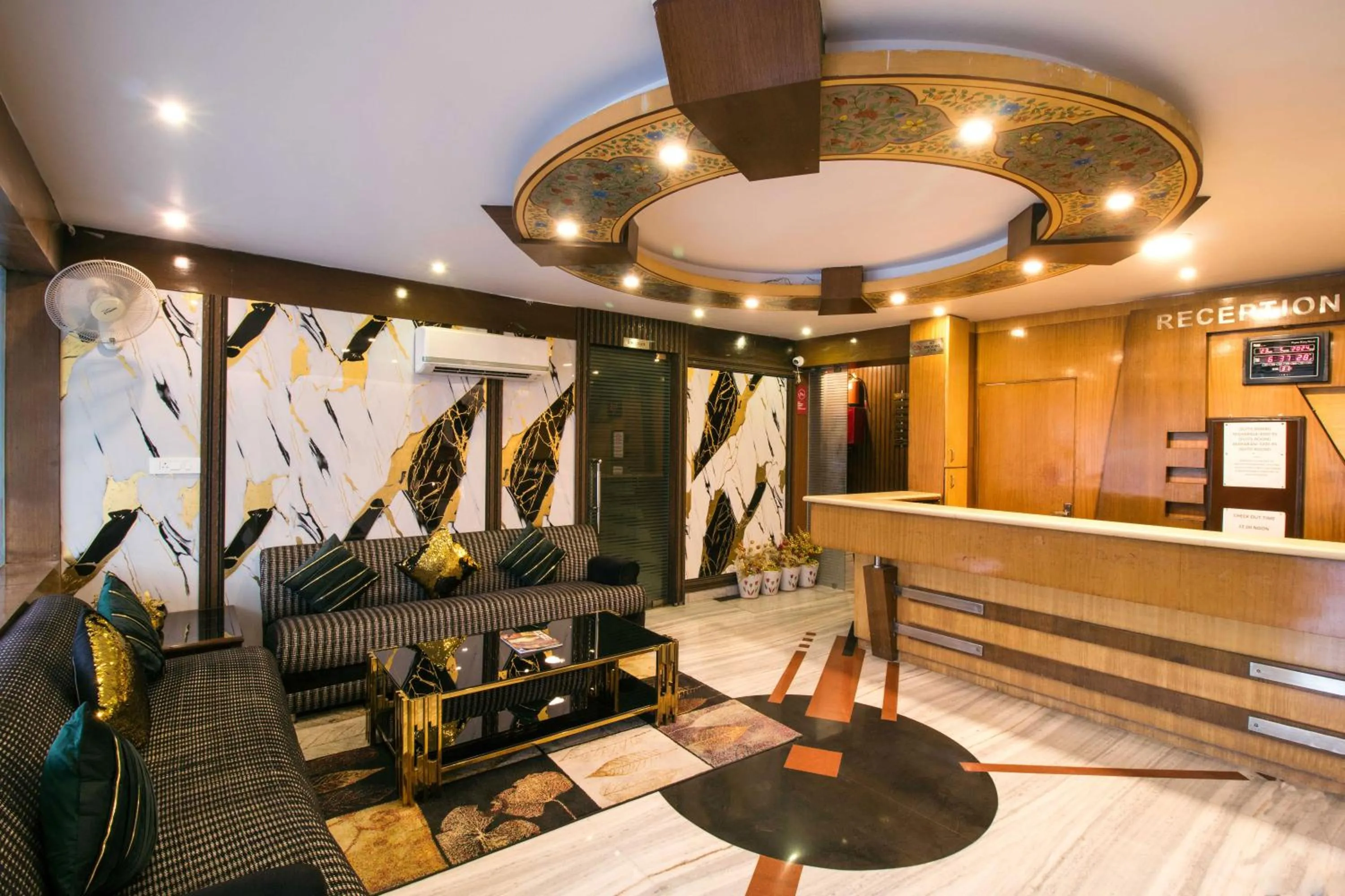 Seating area in Hotel Rockland & Restaurant