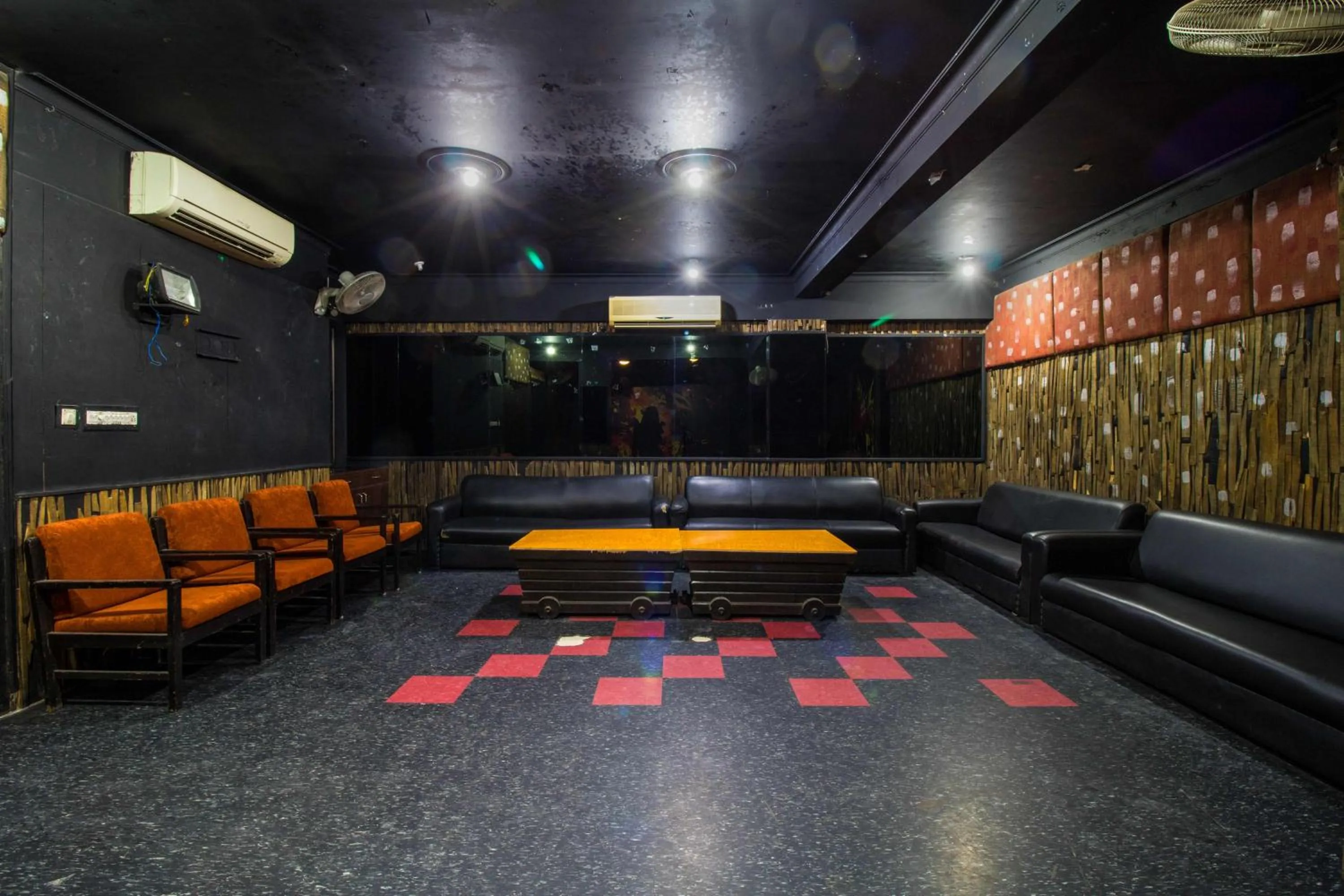 Evening entertainment in Hotel Rockland & Restaurant