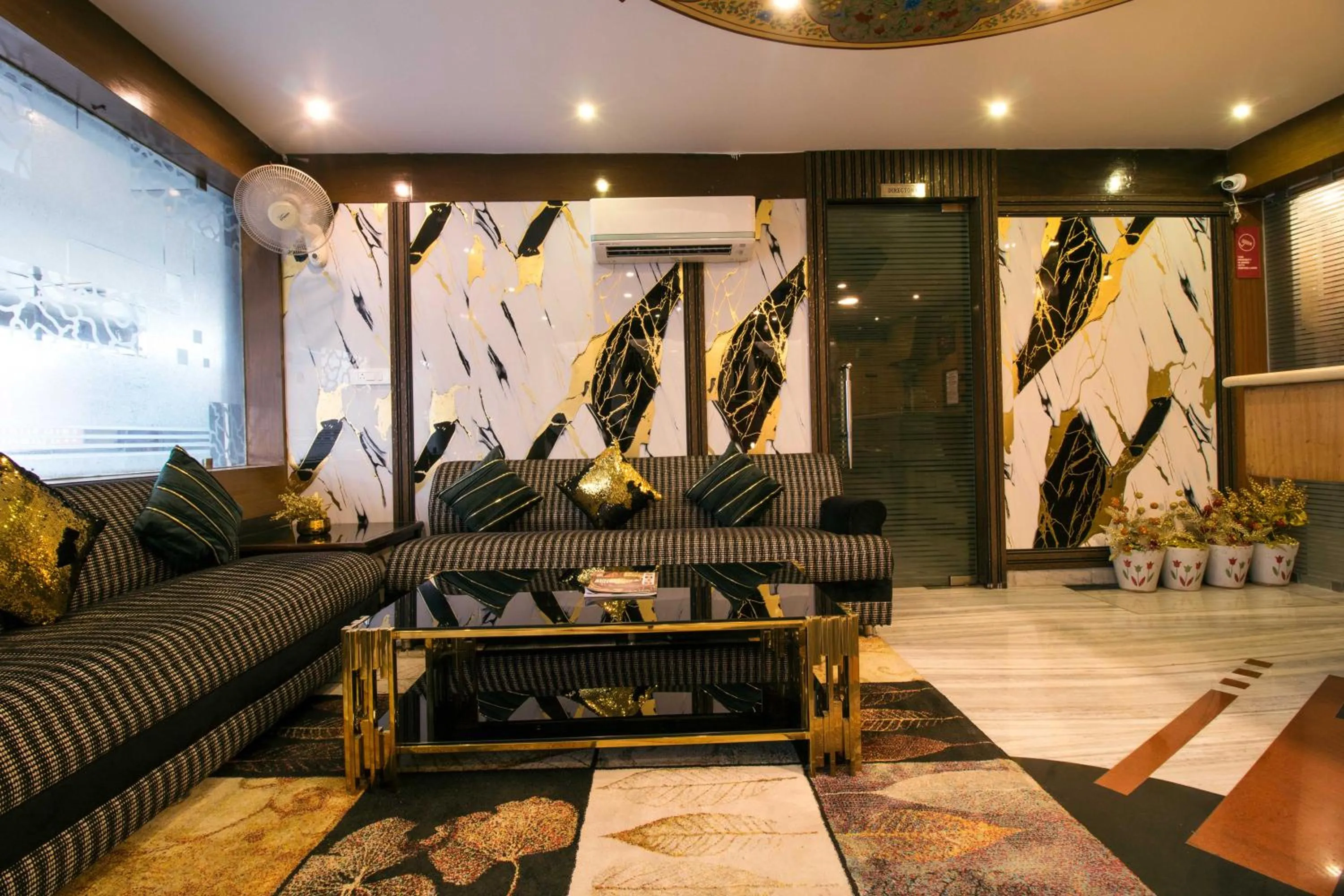 Seating area in Hotel Rockland & Restaurant