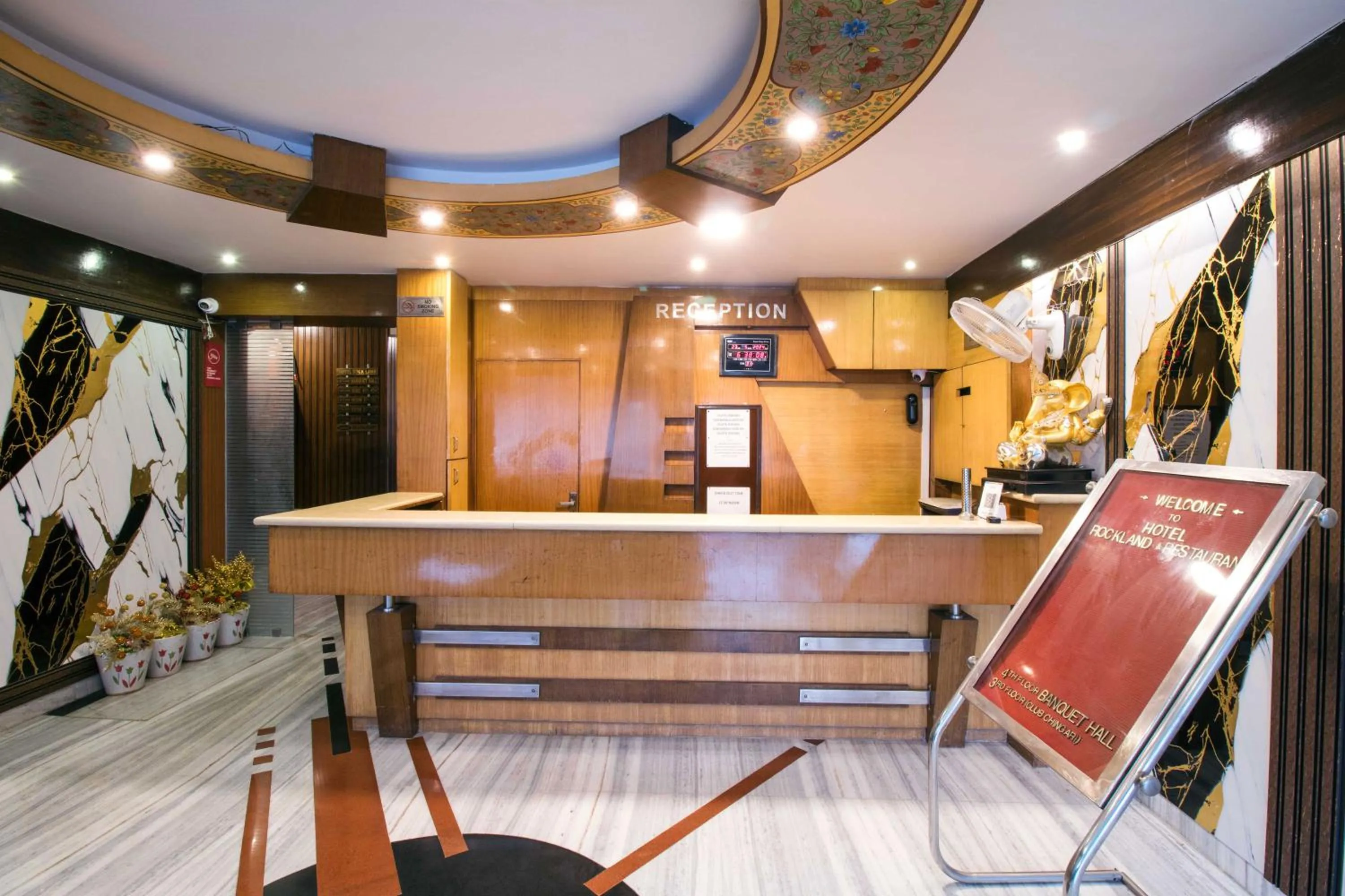 Seating area in Hotel Rockland & Restaurant