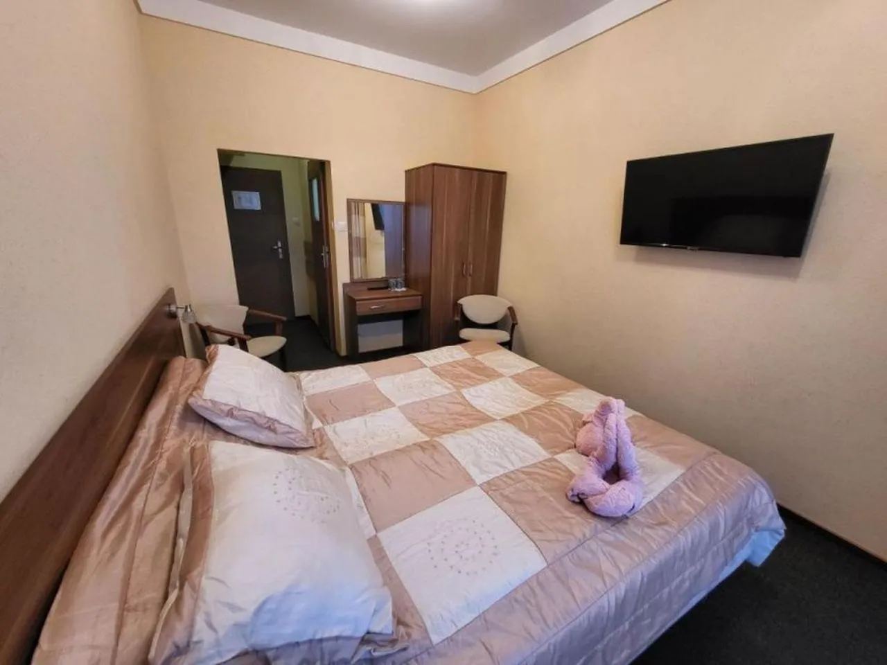 wardrobe, Bed in Hotel Parkowy