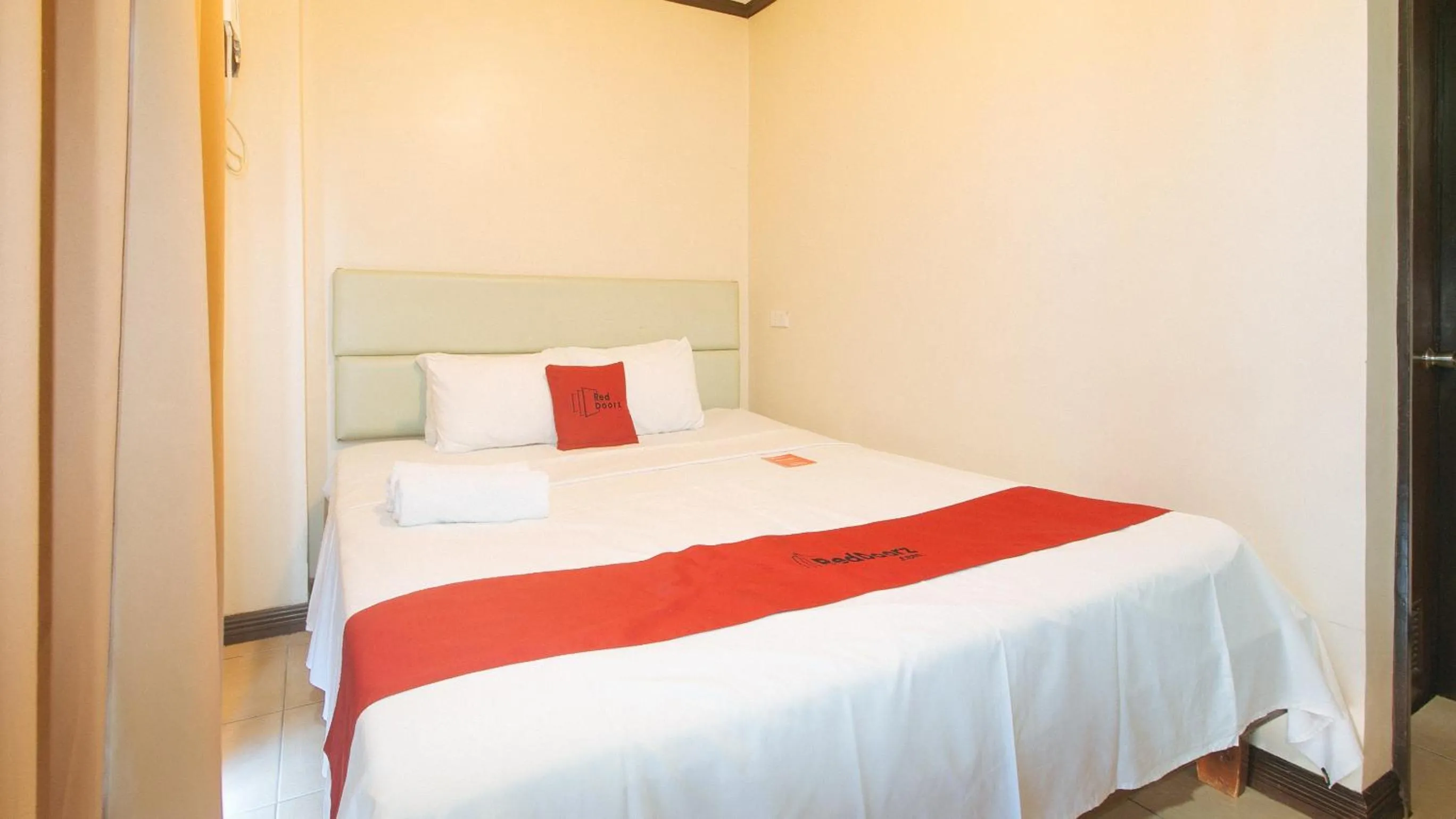 Photo of the whole room, Bed in RedDoorz Plus New Era Budget Hotel Mabolo former RedDoorz near Landers Superstore Cebu City