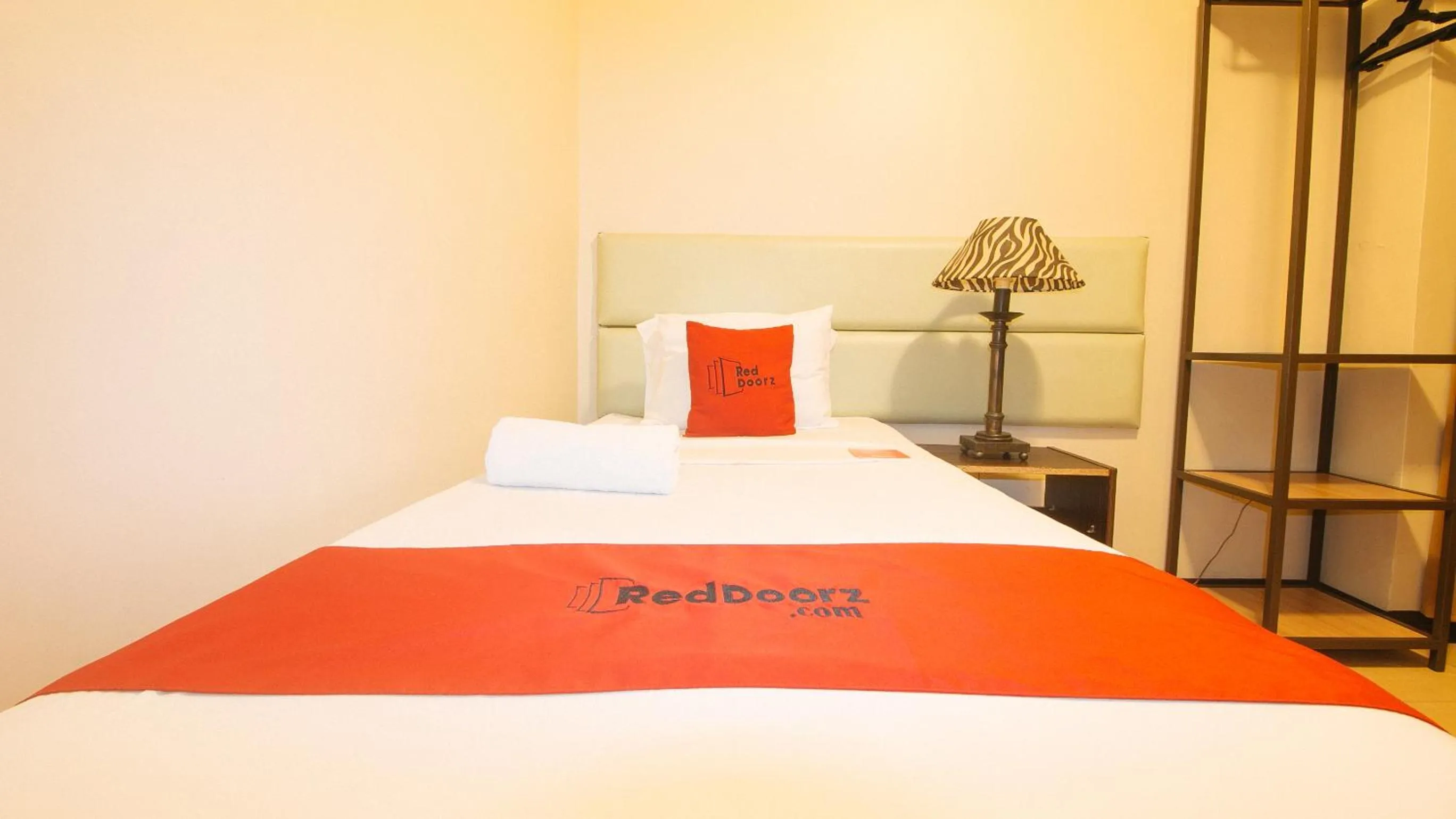Photo of the whole room, Bed in RedDoorz Plus New Era Budget Hotel Mabolo former RedDoorz near Landers Superstore Cebu City