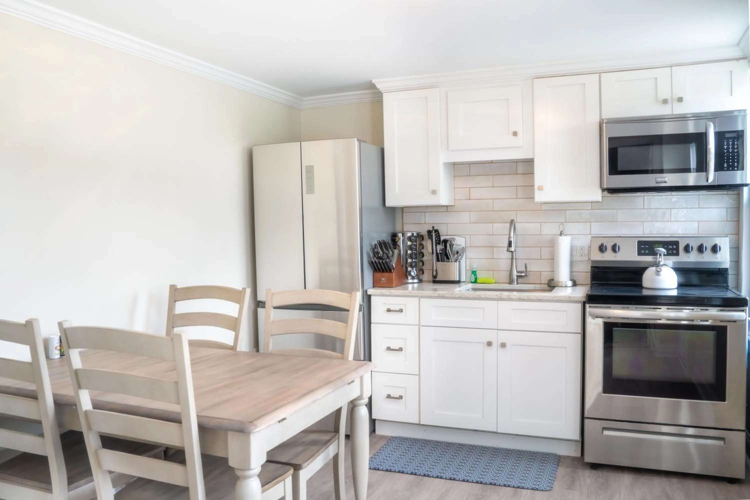 Kitchen or kitchenette in 935 Ocean, a Beachside Inn
