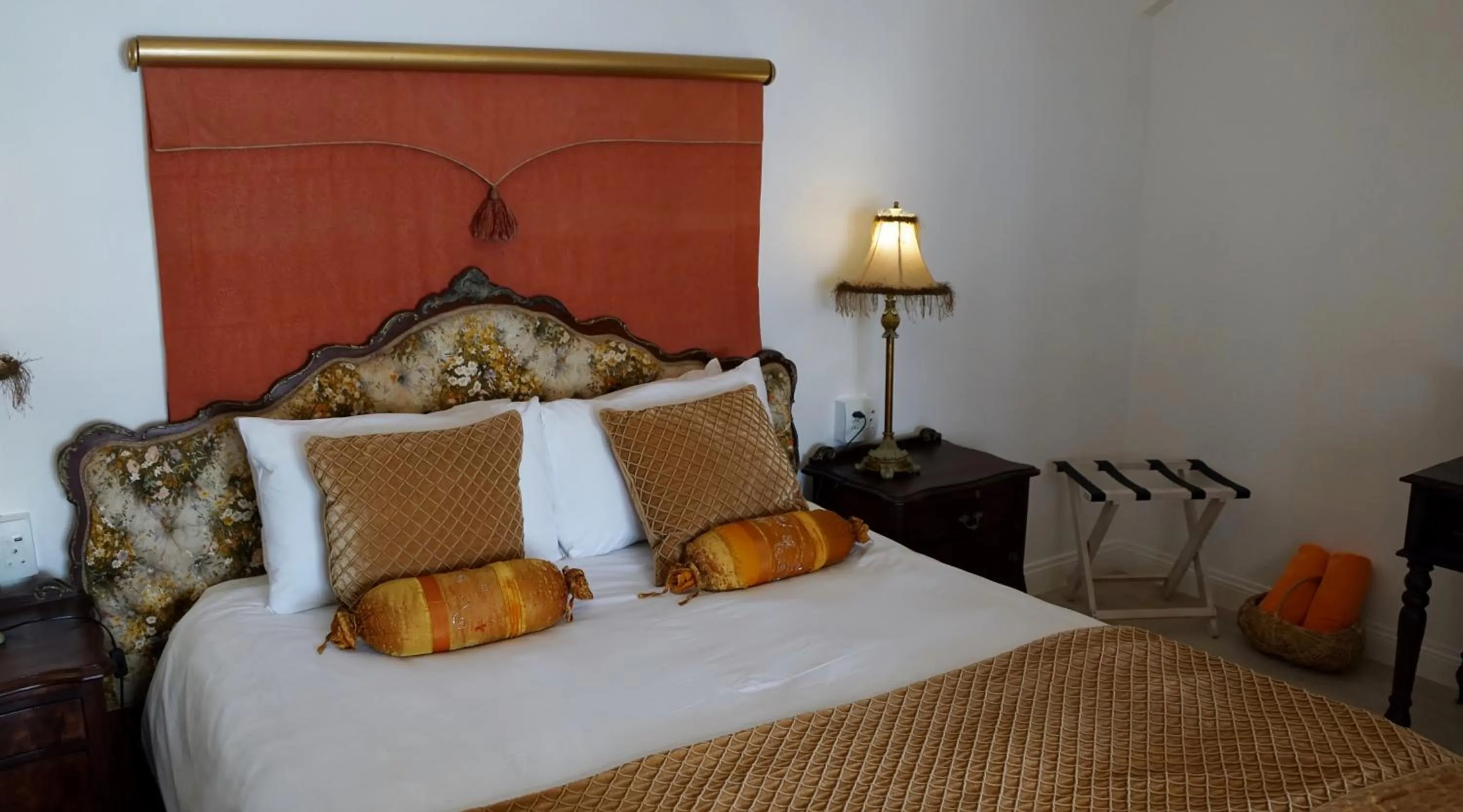 Bed in Paternoster Manor