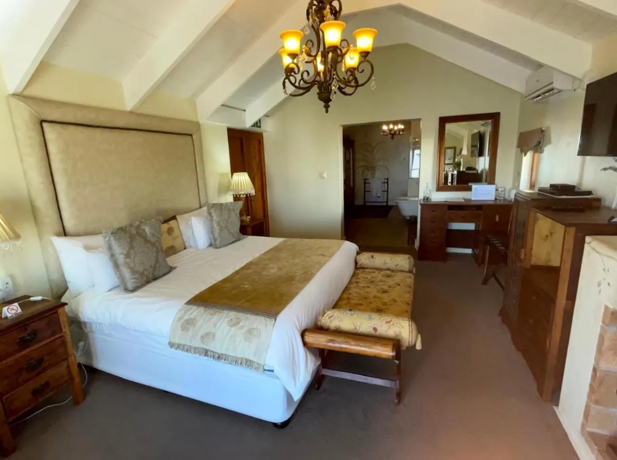 Photo of the whole room, Bed in Paternoster Manor