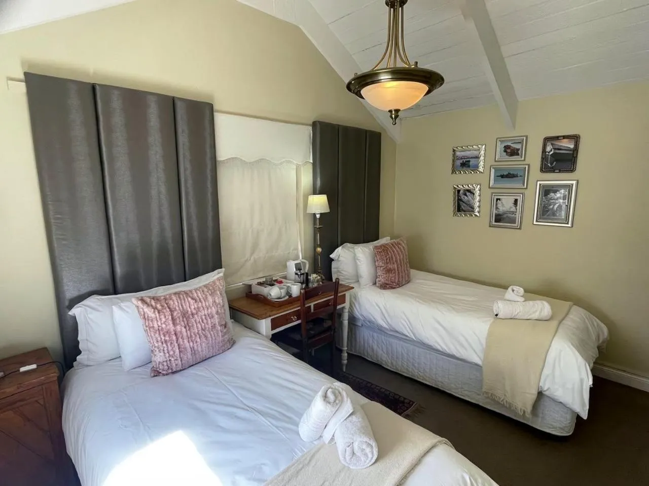 Photo of the whole room, Bed in Paternoster Manor