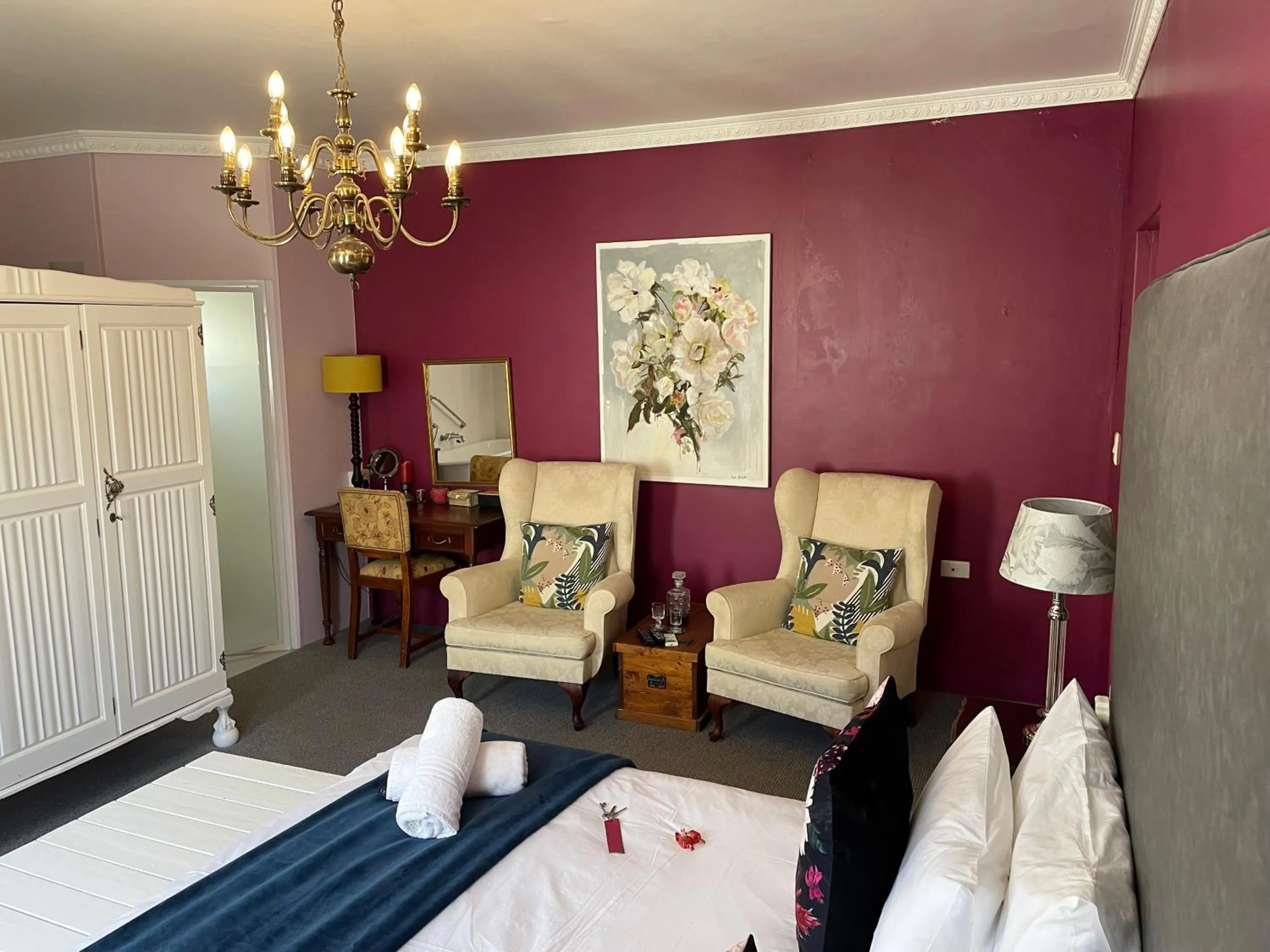 Photo of the whole room, Bed in Paternoster Manor