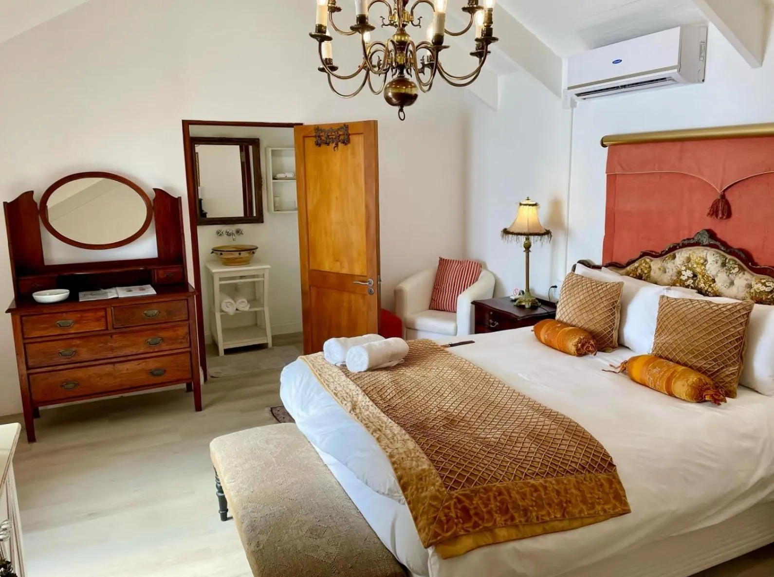 Photo of the whole room, Bed in Paternoster Manor
