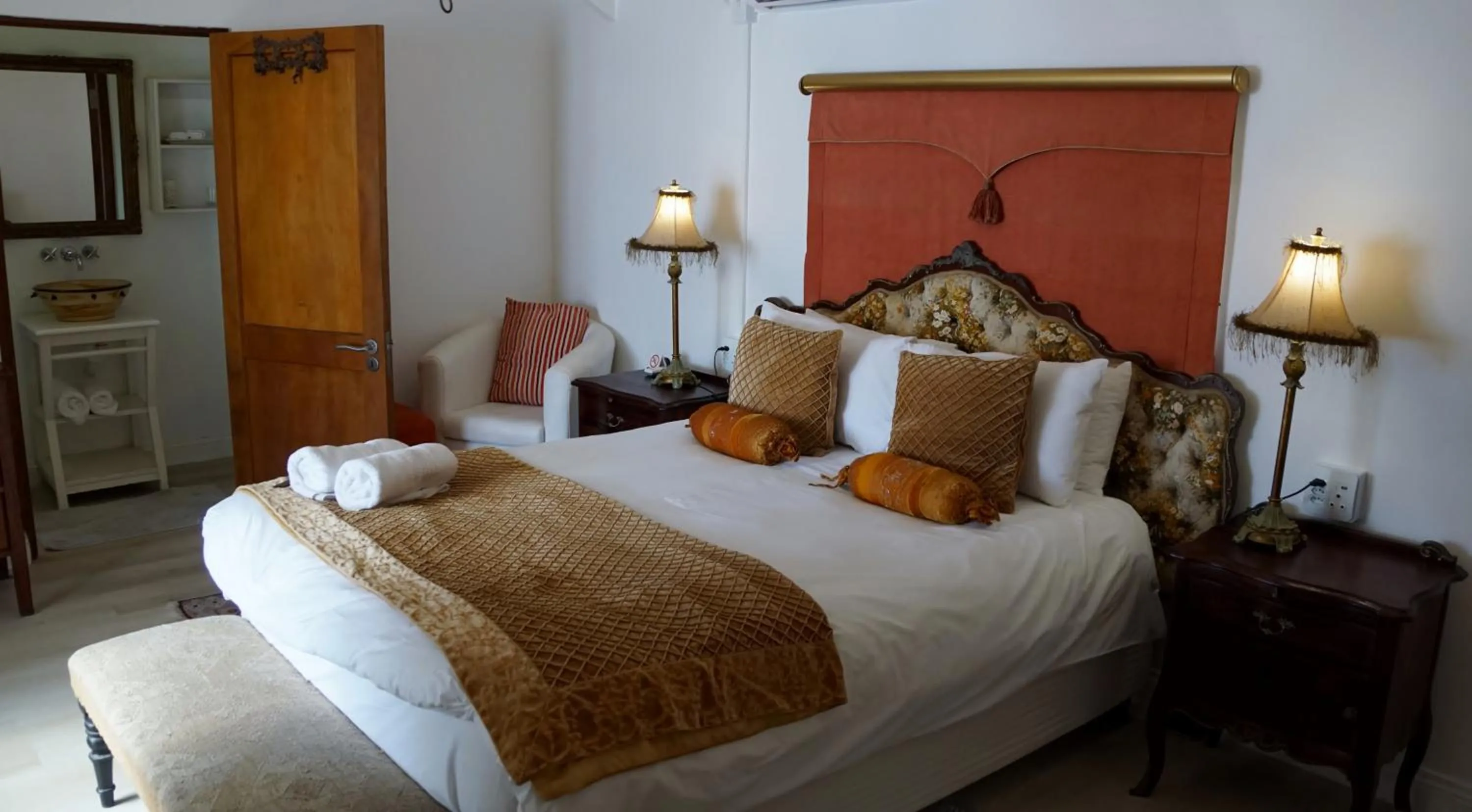 Photo of the whole room, Bed in Paternoster Manor