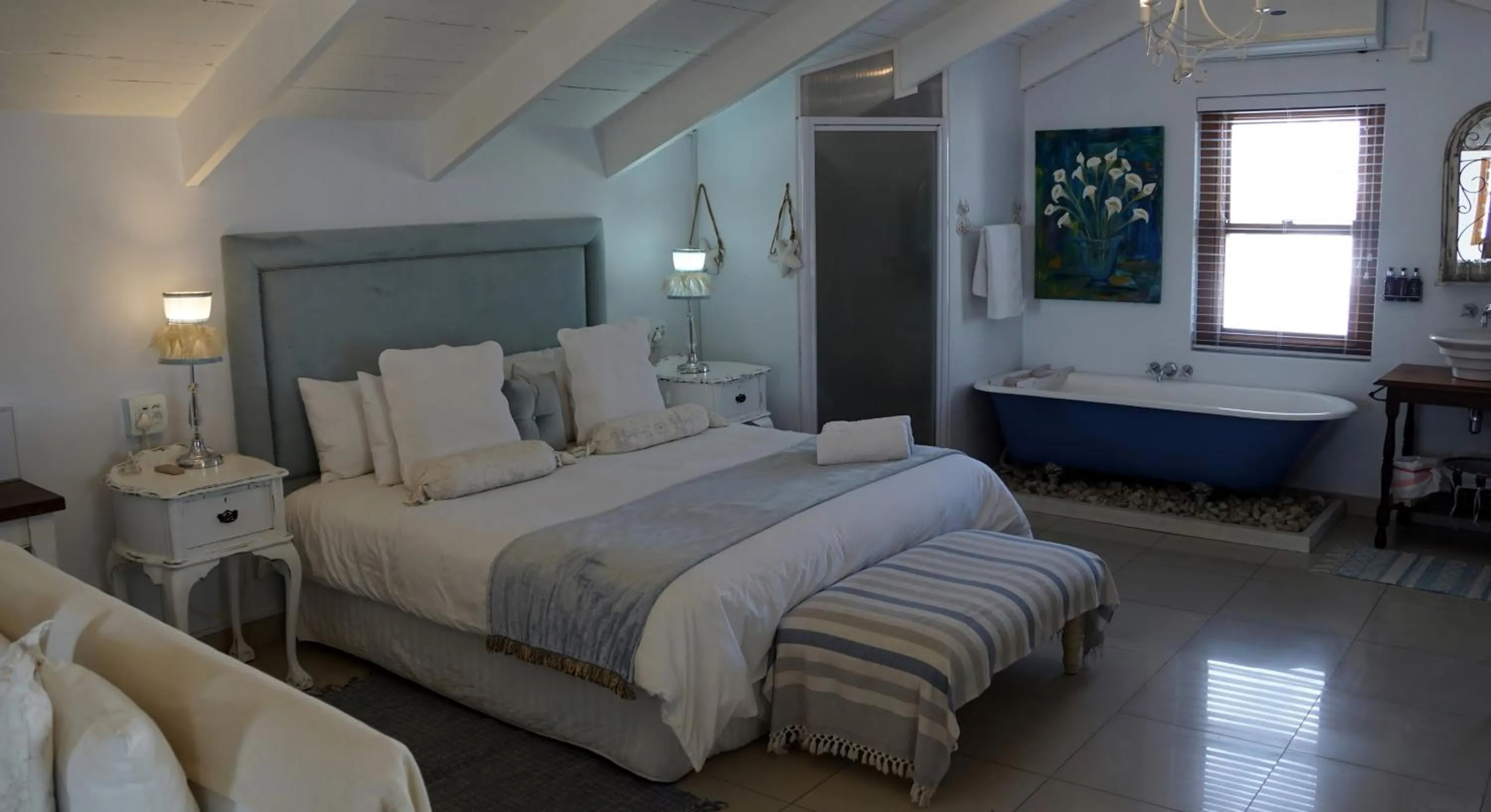 Photo of the whole room, Bed in Paternoster Manor