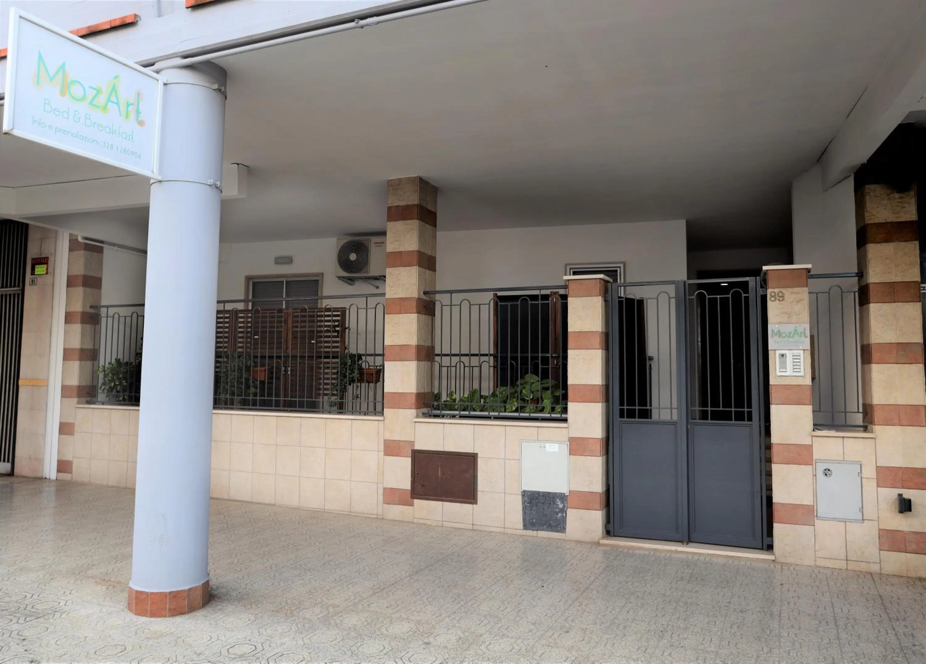 Property building in MozÁrt Bed & Breakfast - Affittacamere