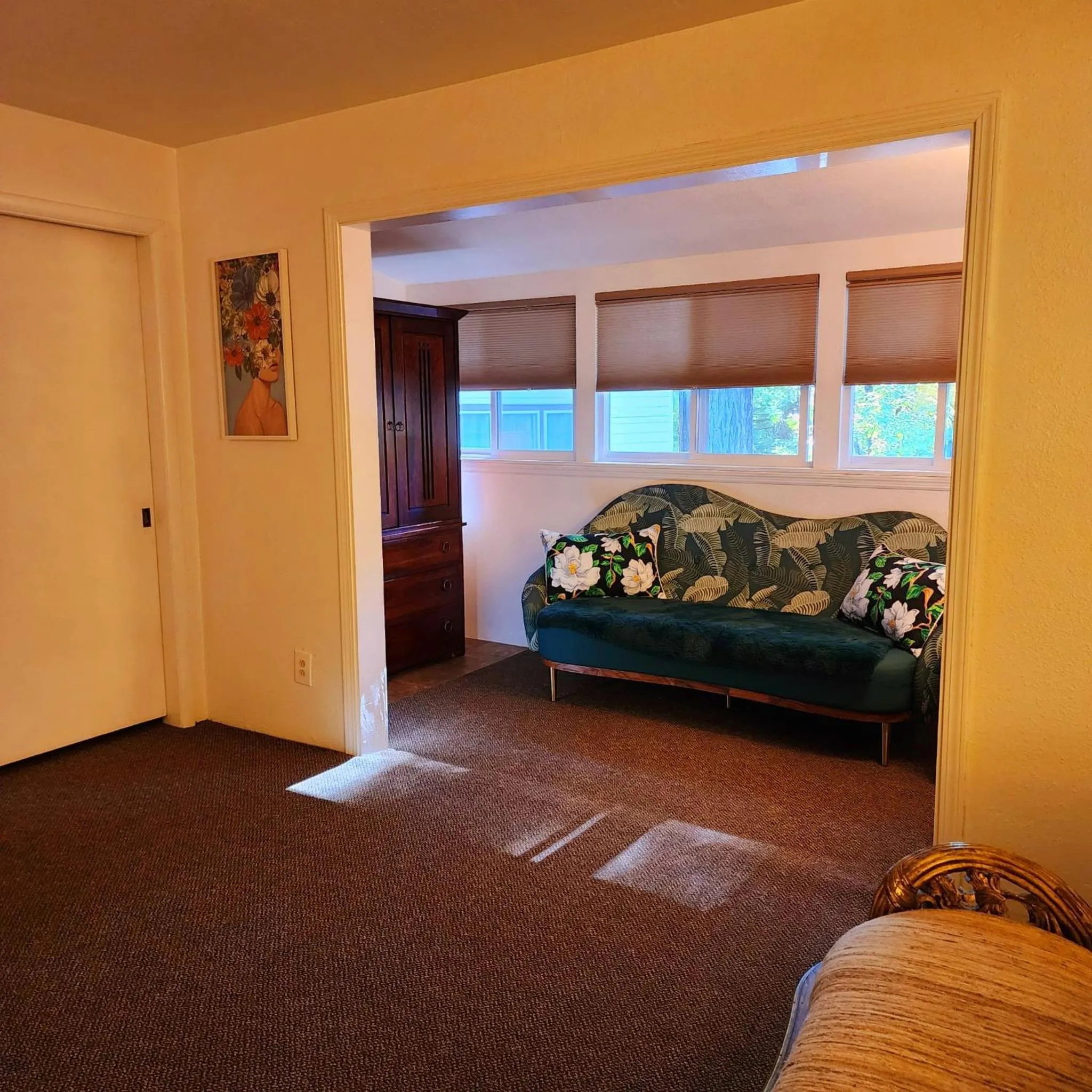 Seating area, Bed in Miranda Gardens Resort