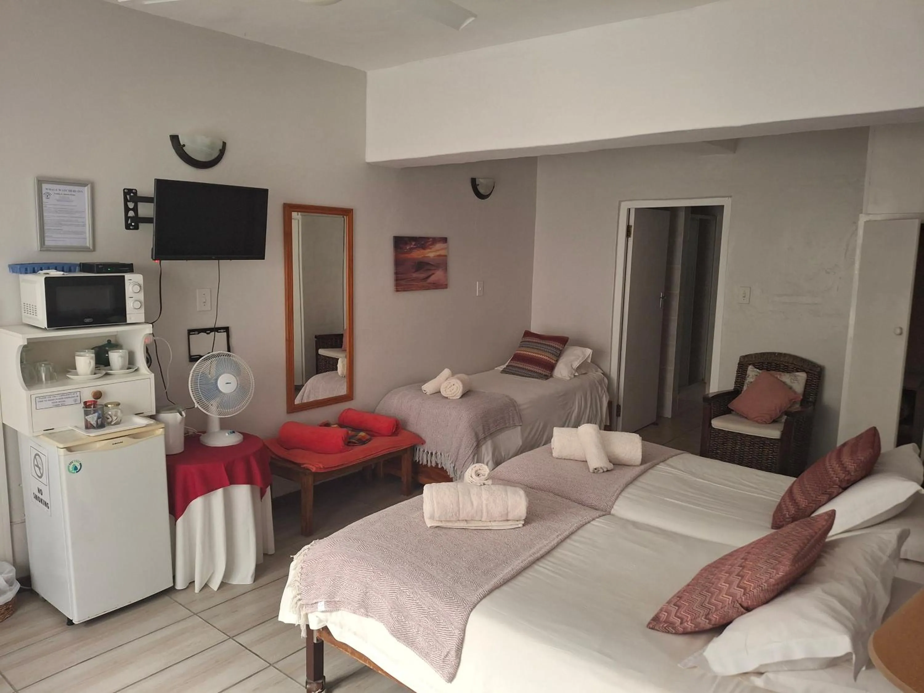 Photo of the whole room, Bed in Whale Watchers Inn