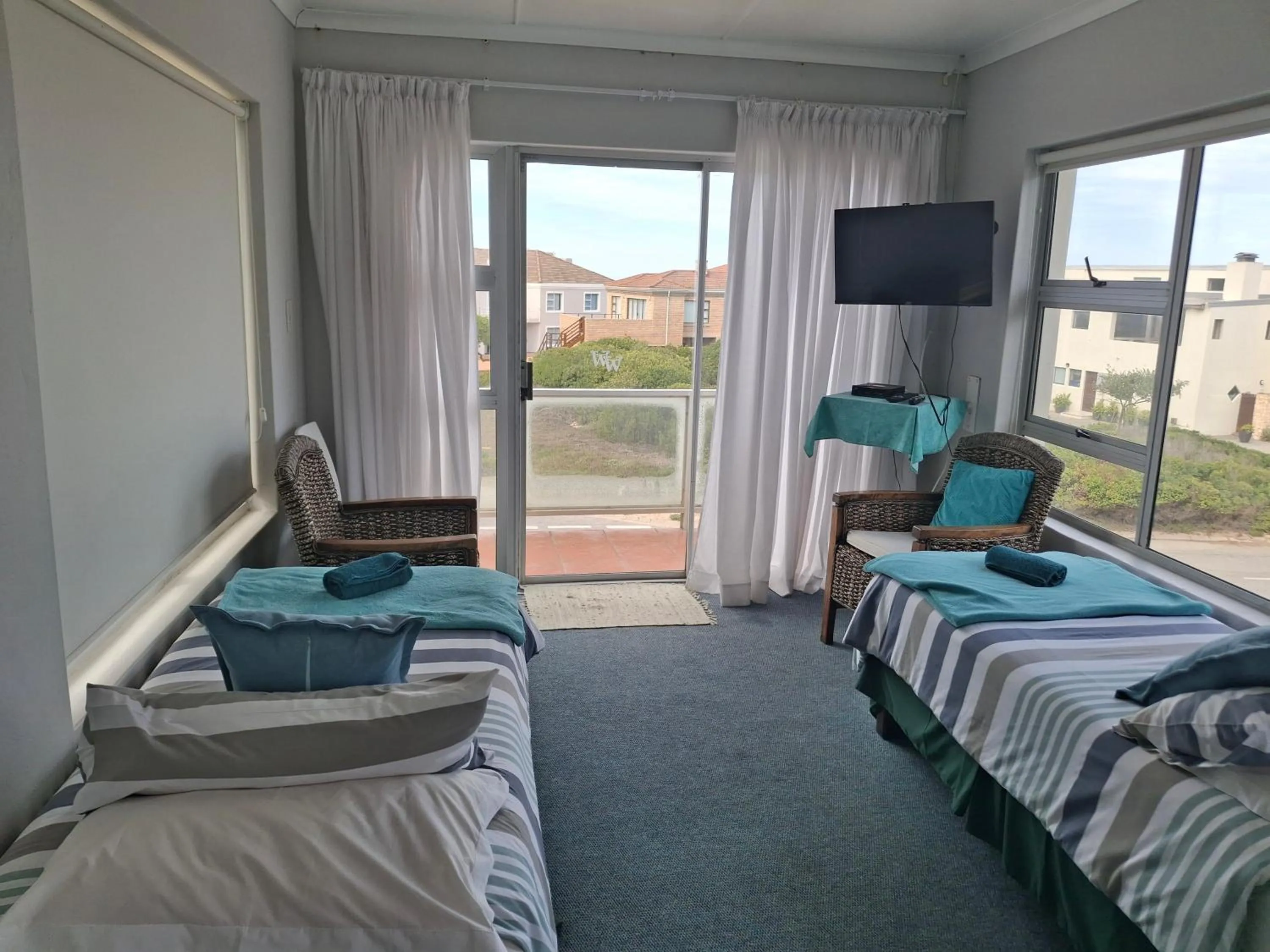 Living room, Bed in Whale Watchers Inn