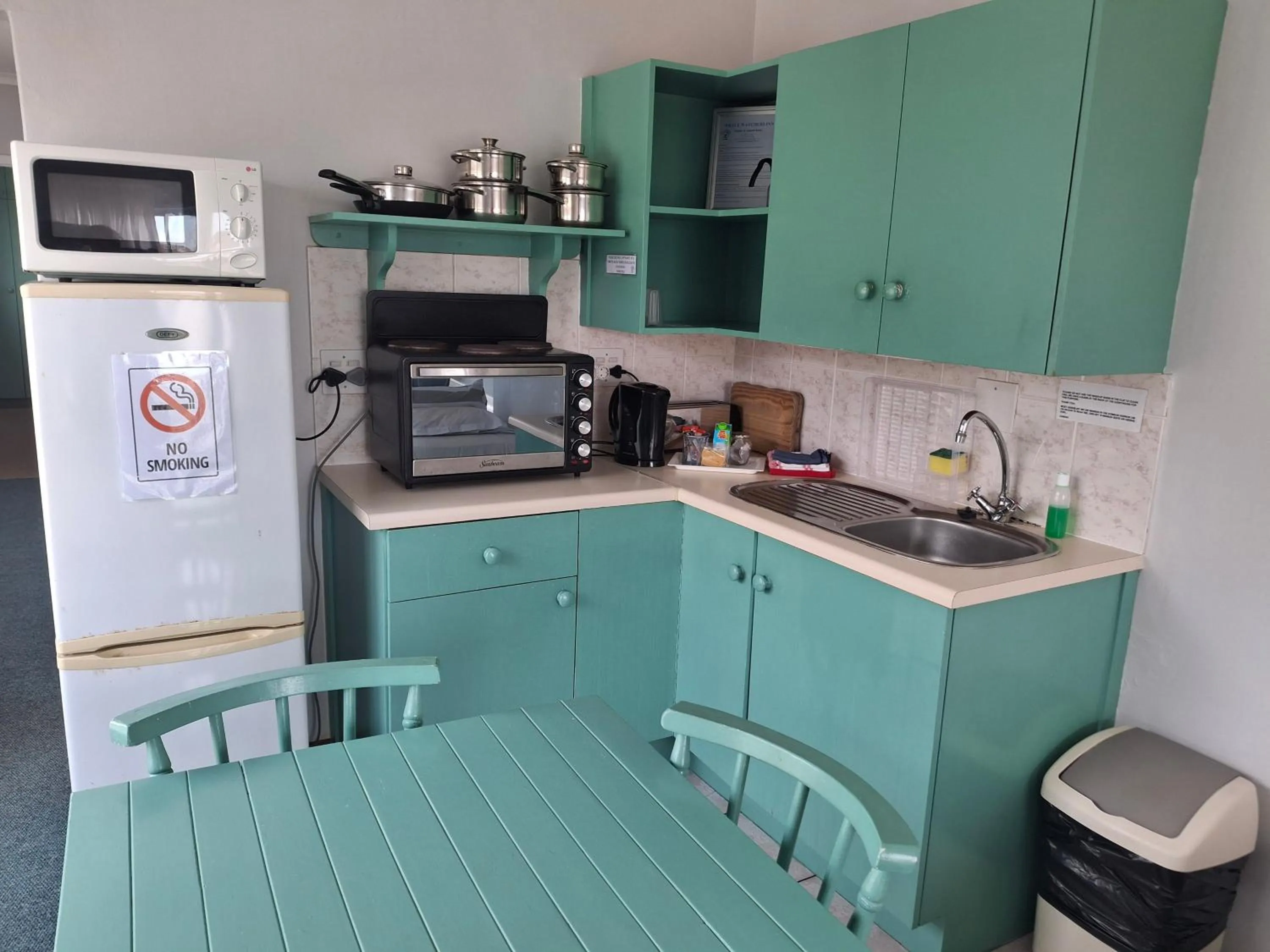 Kitchen or kitchenette in Whale Watchers Inn