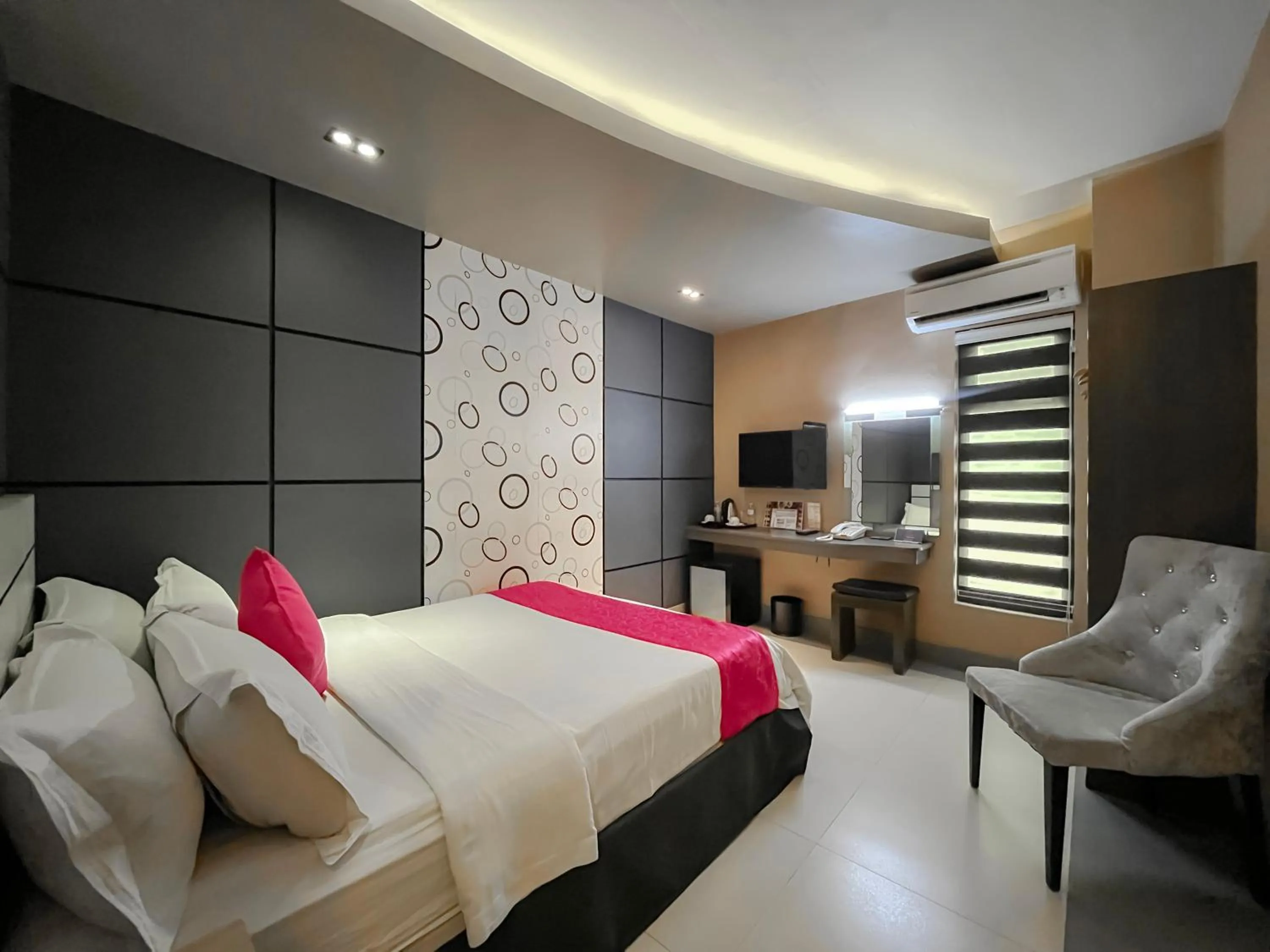 Photo of the whole room, Bed in Eloisa Royal Suites