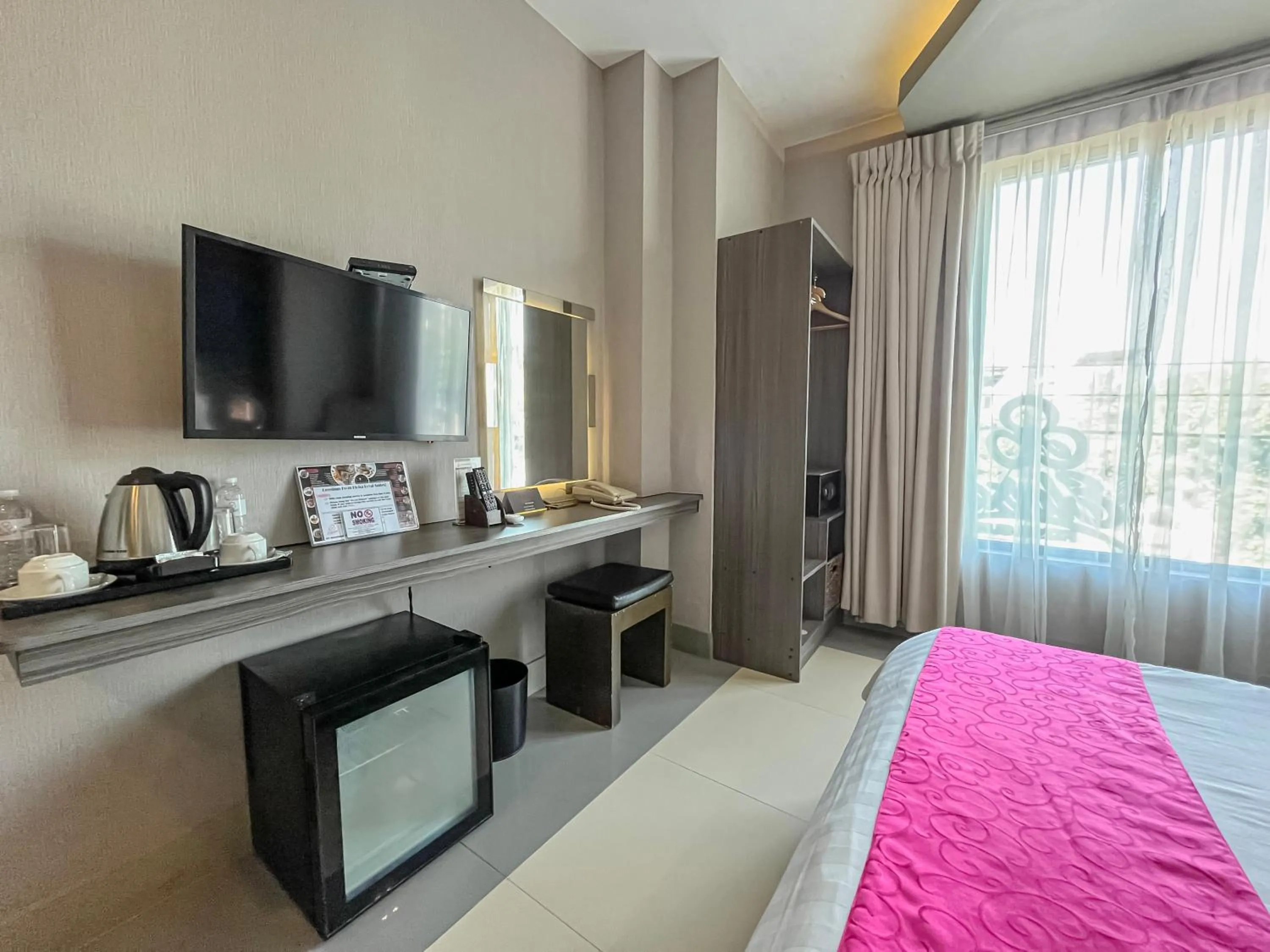 Photo of the whole room, Bed in Eloisa Royal Suites