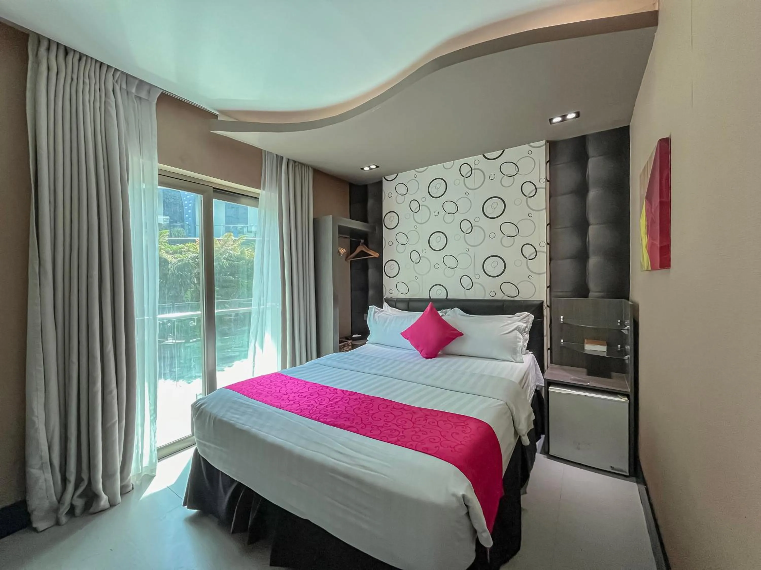 Photo of the whole room, Bed in Eloisa Royal Suites