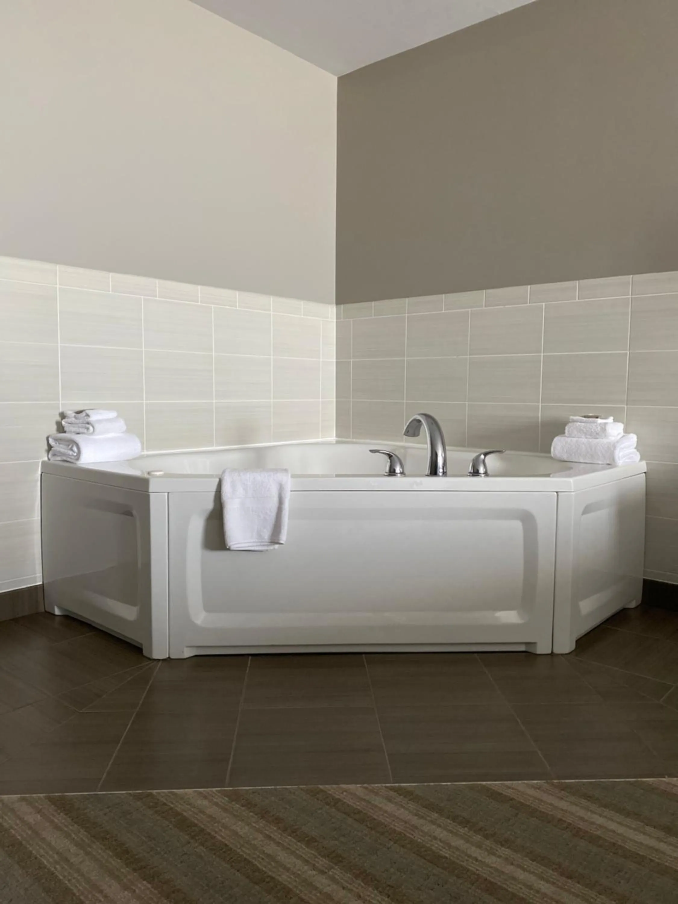 Bathroom in Country Inn & Suites by Radisson, Bemidji, MN